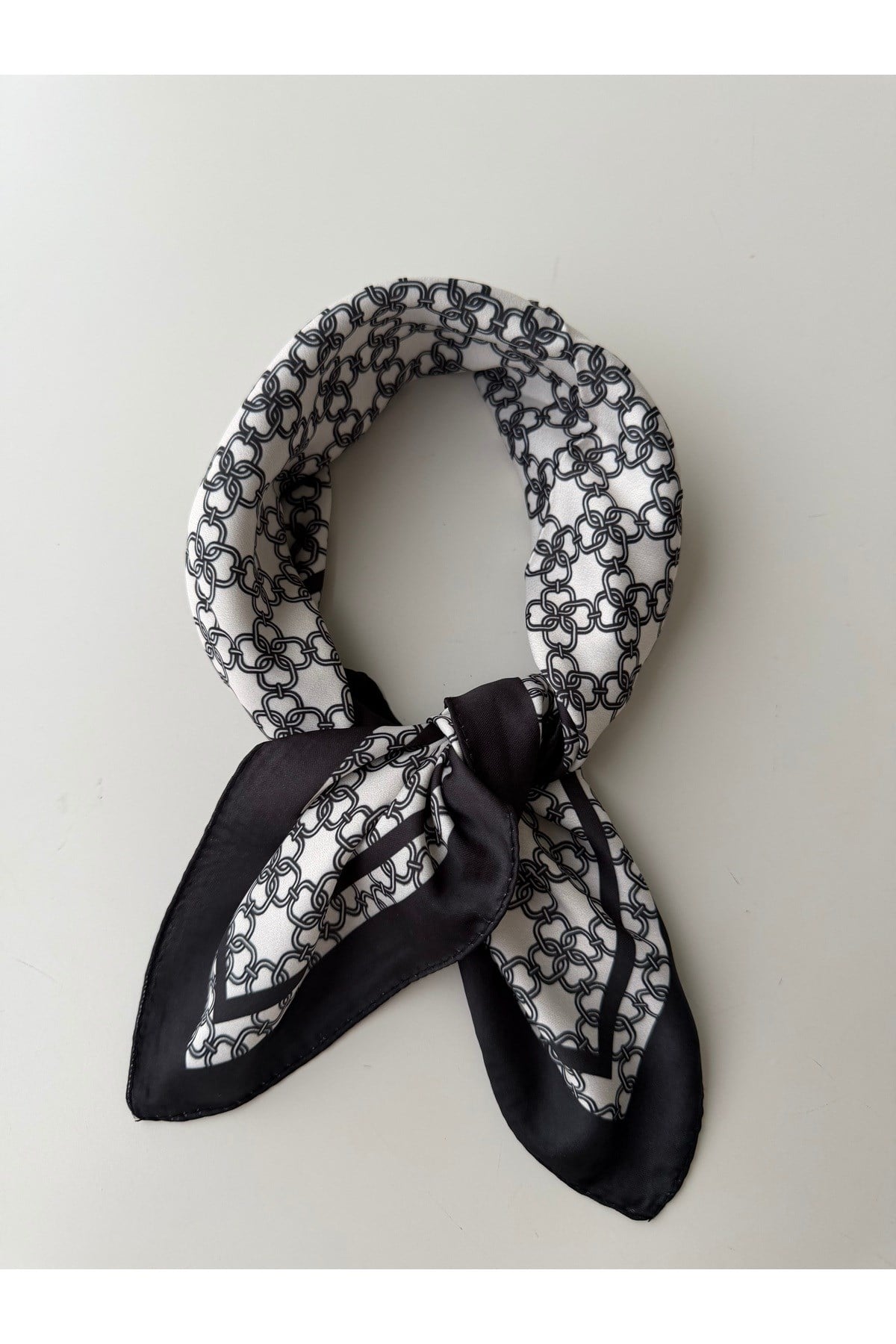 Siyah Beyaz Desenli Fular Bandana Kadın Giyim Aksesuar