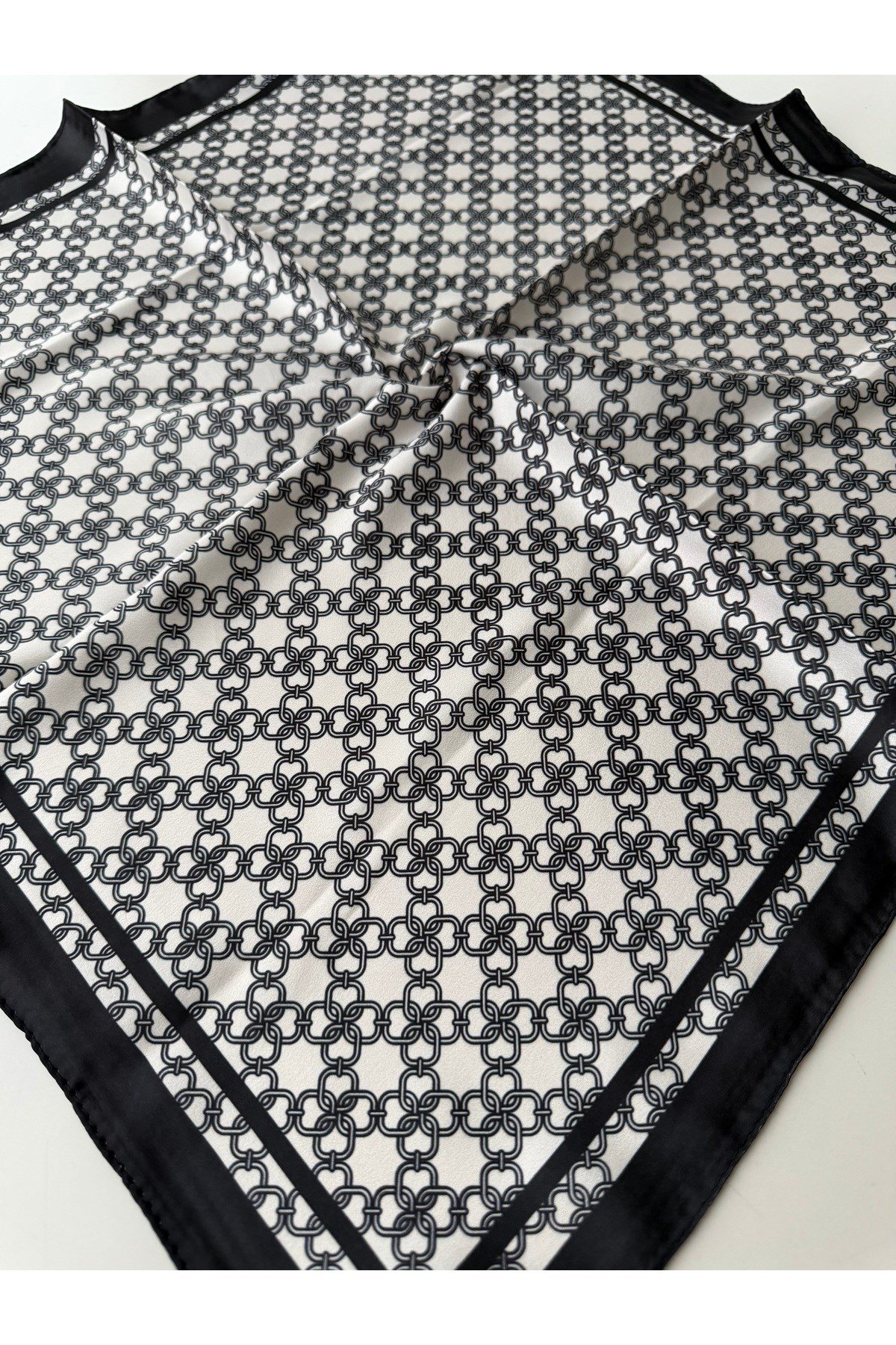 Siyah Beyaz Desenli Fular Bandana Kadın Giyim Aksesuar