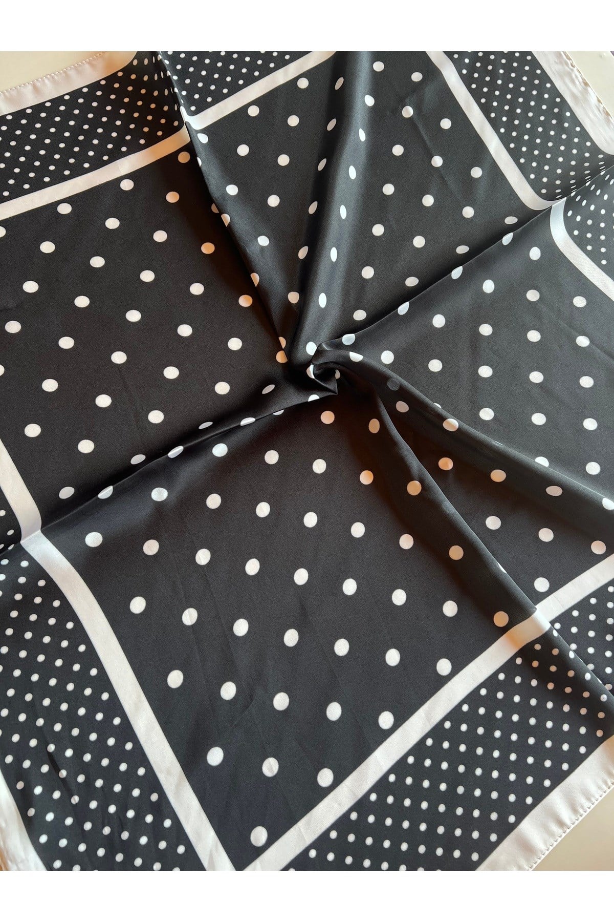 Siyah beyaz puantiye desen fular bandana