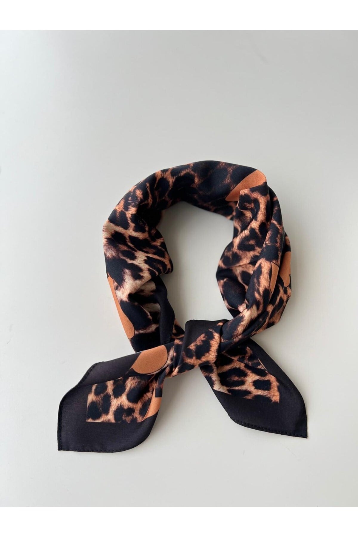 Siyah leopar desenli sarı kalp detaylı desenli bandana fular