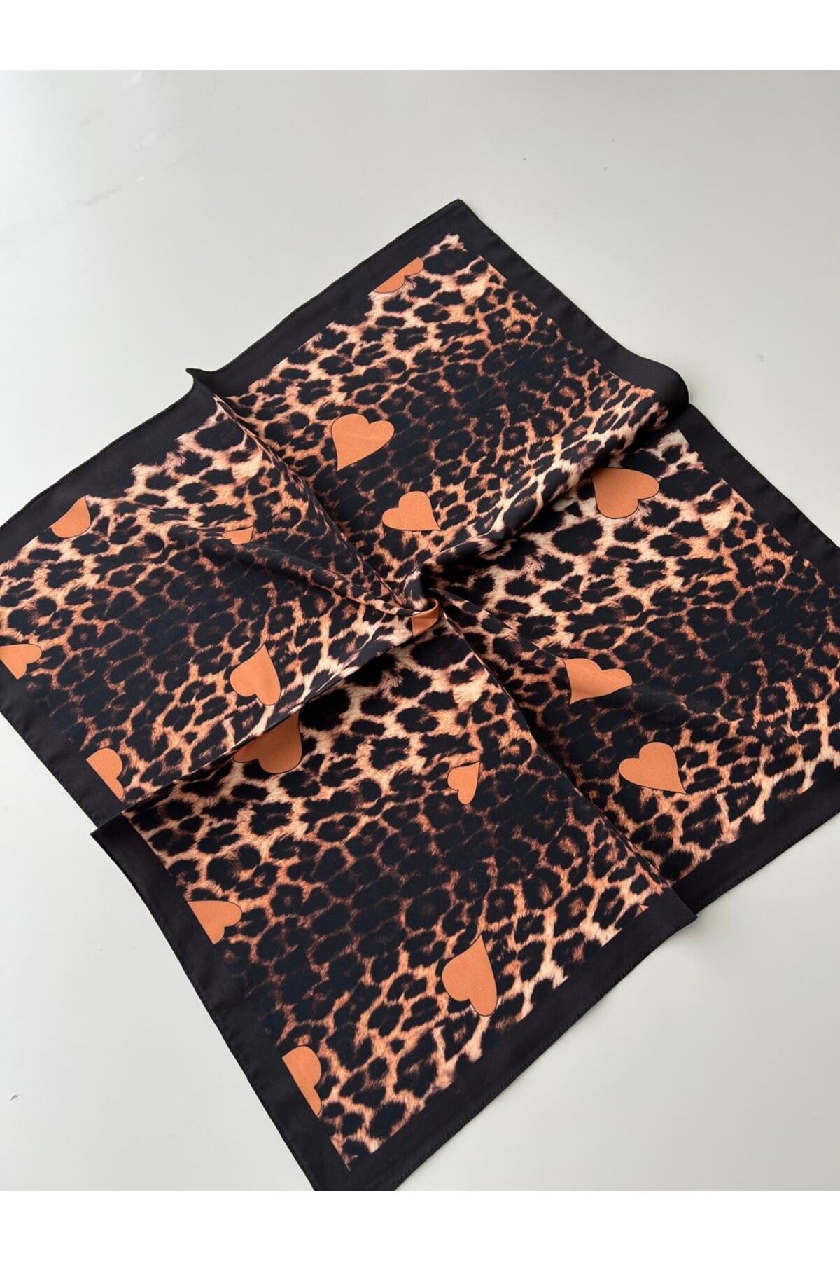 Siyah leopar desenli sarı kalp detaylı desenli bandana fular