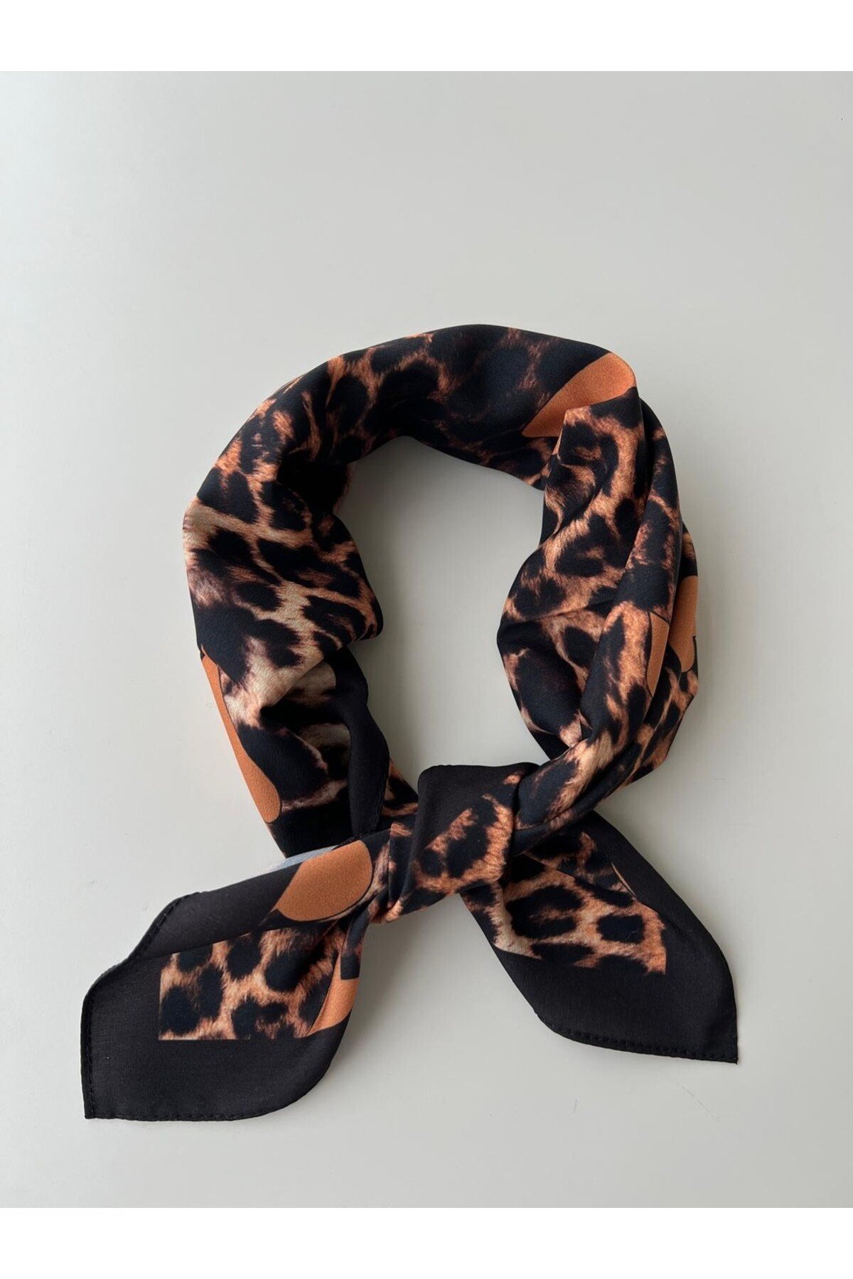 Siyah leopar desenli sarı kalp detaylı desenli bandana fular