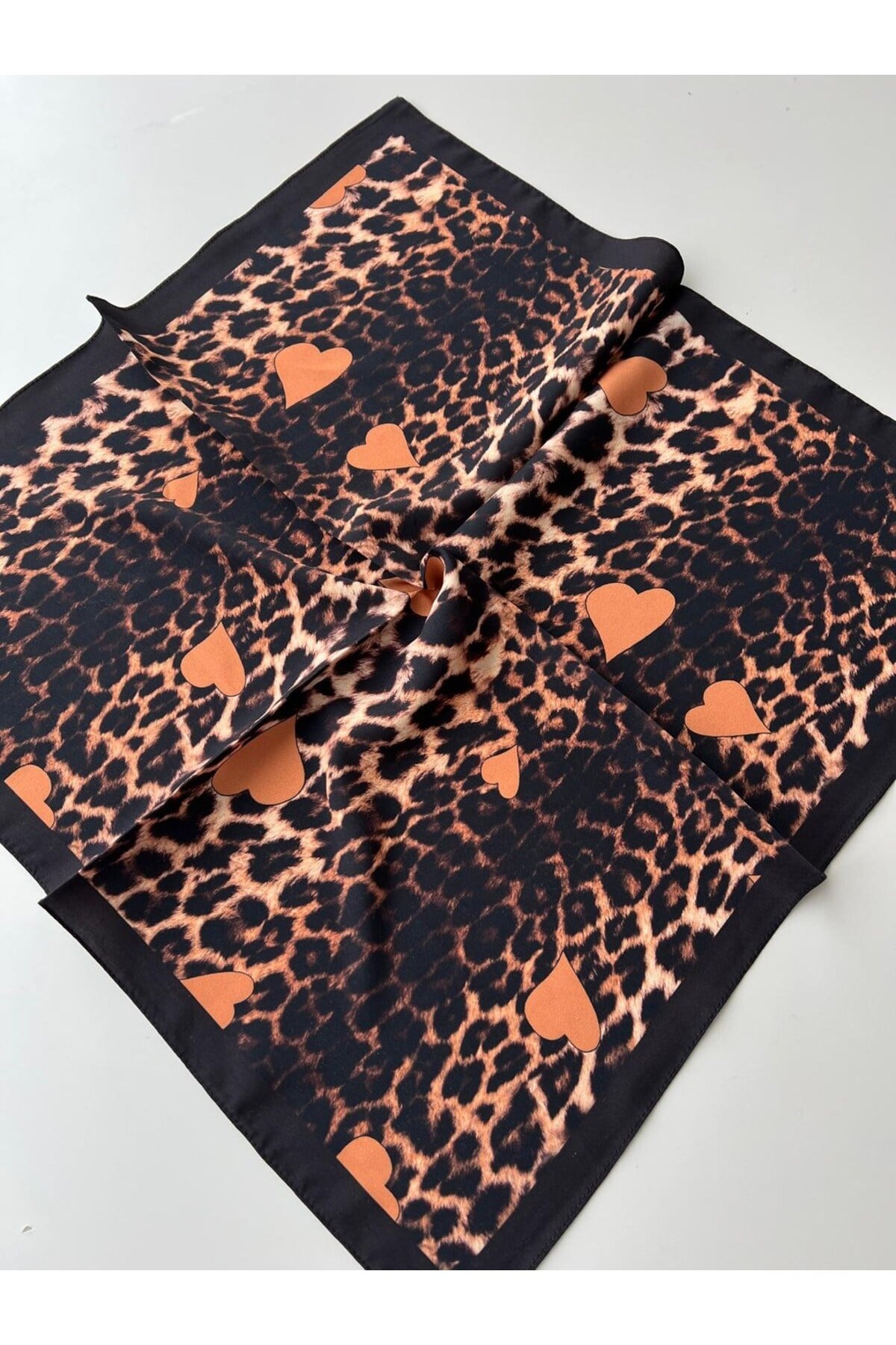 Siyah leopar desenli sarı kalp detaylı desenli bandana fular