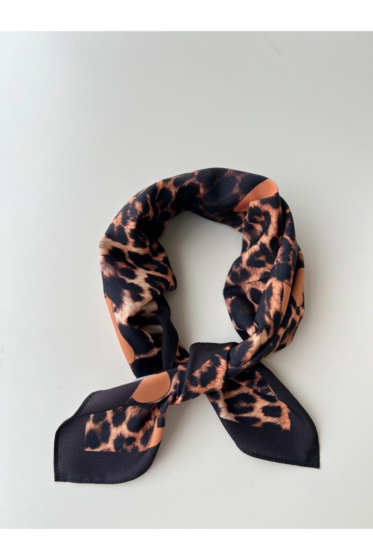 Siyah leopar desenli sarı kalp detaylı desenli bandana fular