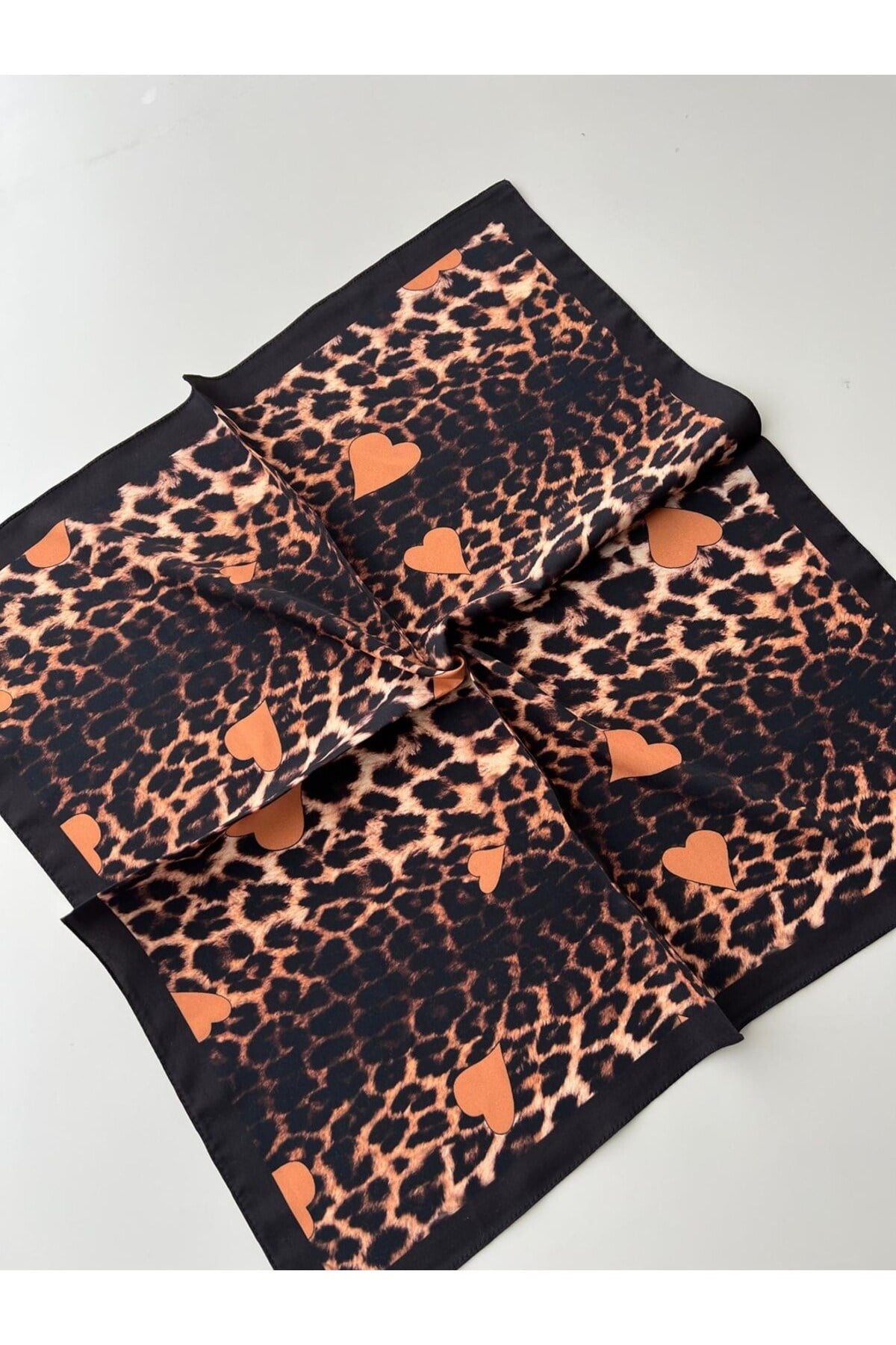 Siyah leopar desenli sarı kalp detaylı desenli bandana fular