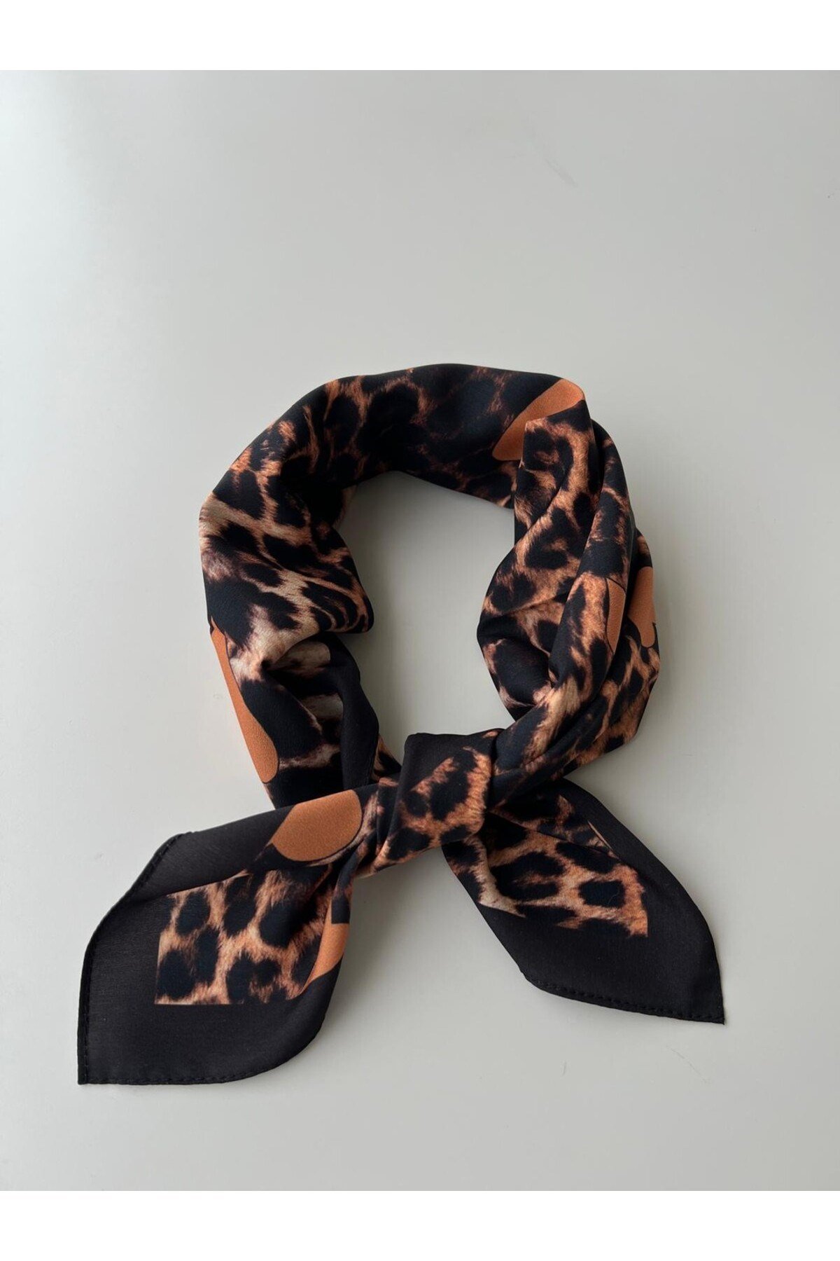 Siyah leopar desenli sarı kalp detaylı desenli bandana fular