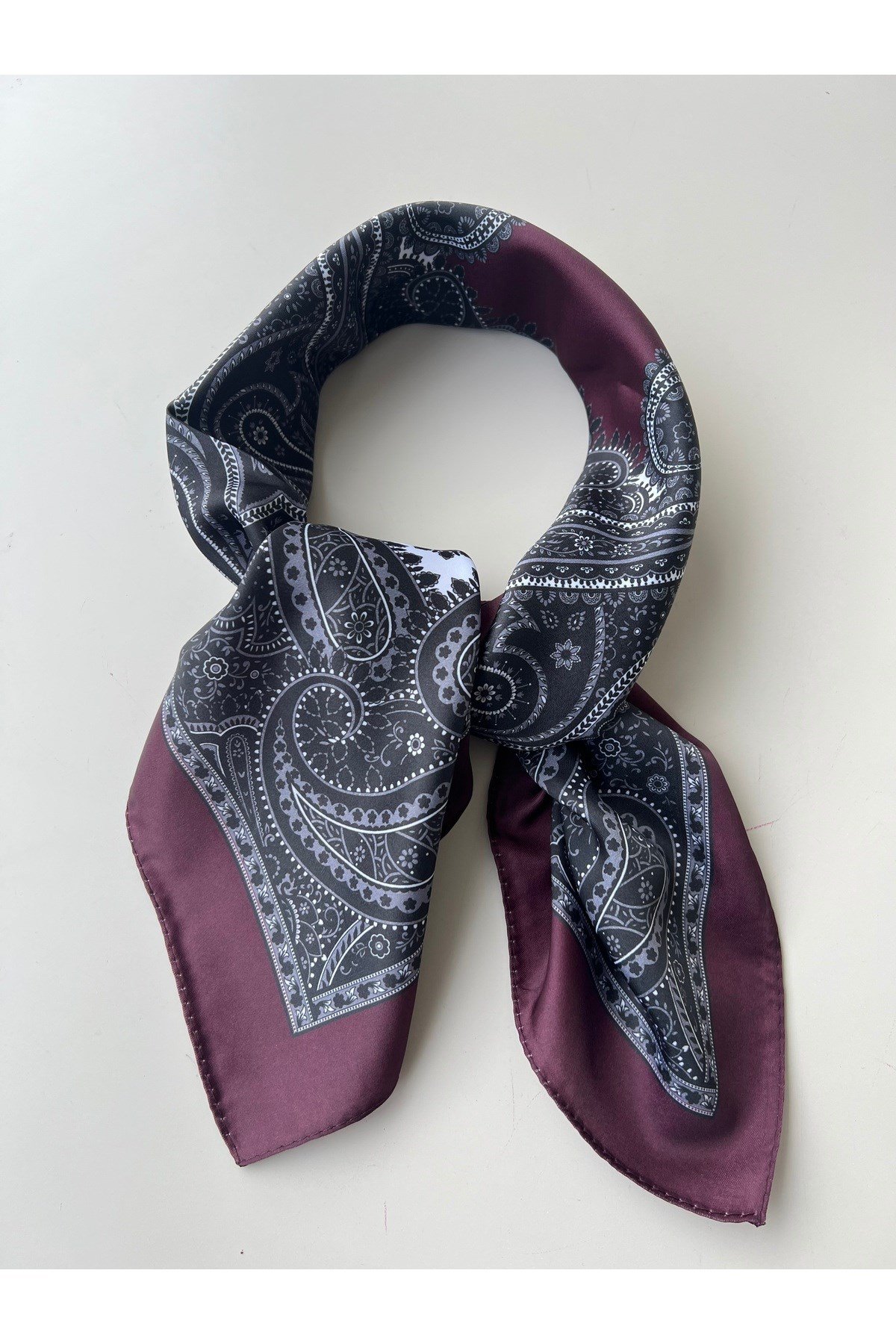 Whoknowskoyu bordo gri desenli 70x70 fular bandana kadın giyim aksesuar