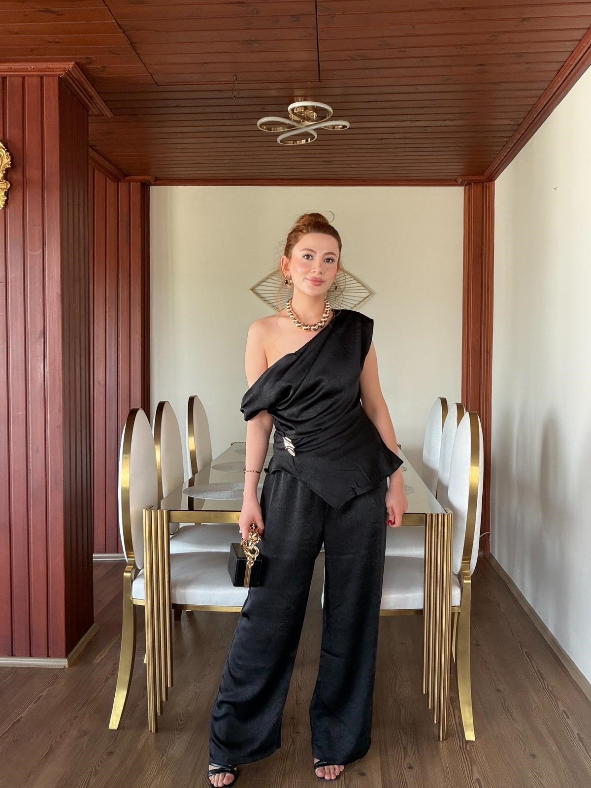BROŞ DETAYLI SİYAH TAKIM