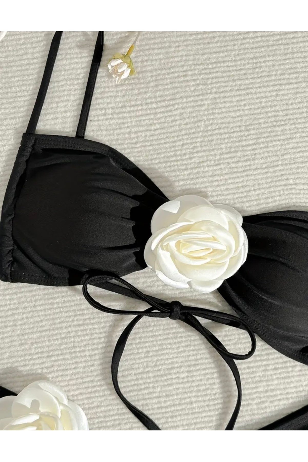 Siyah Beyaz Güllü Bikini Takımı