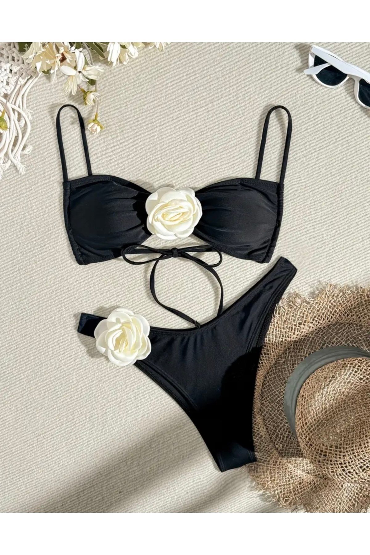 Siyah Beyaz Güllü Bikini Takımı