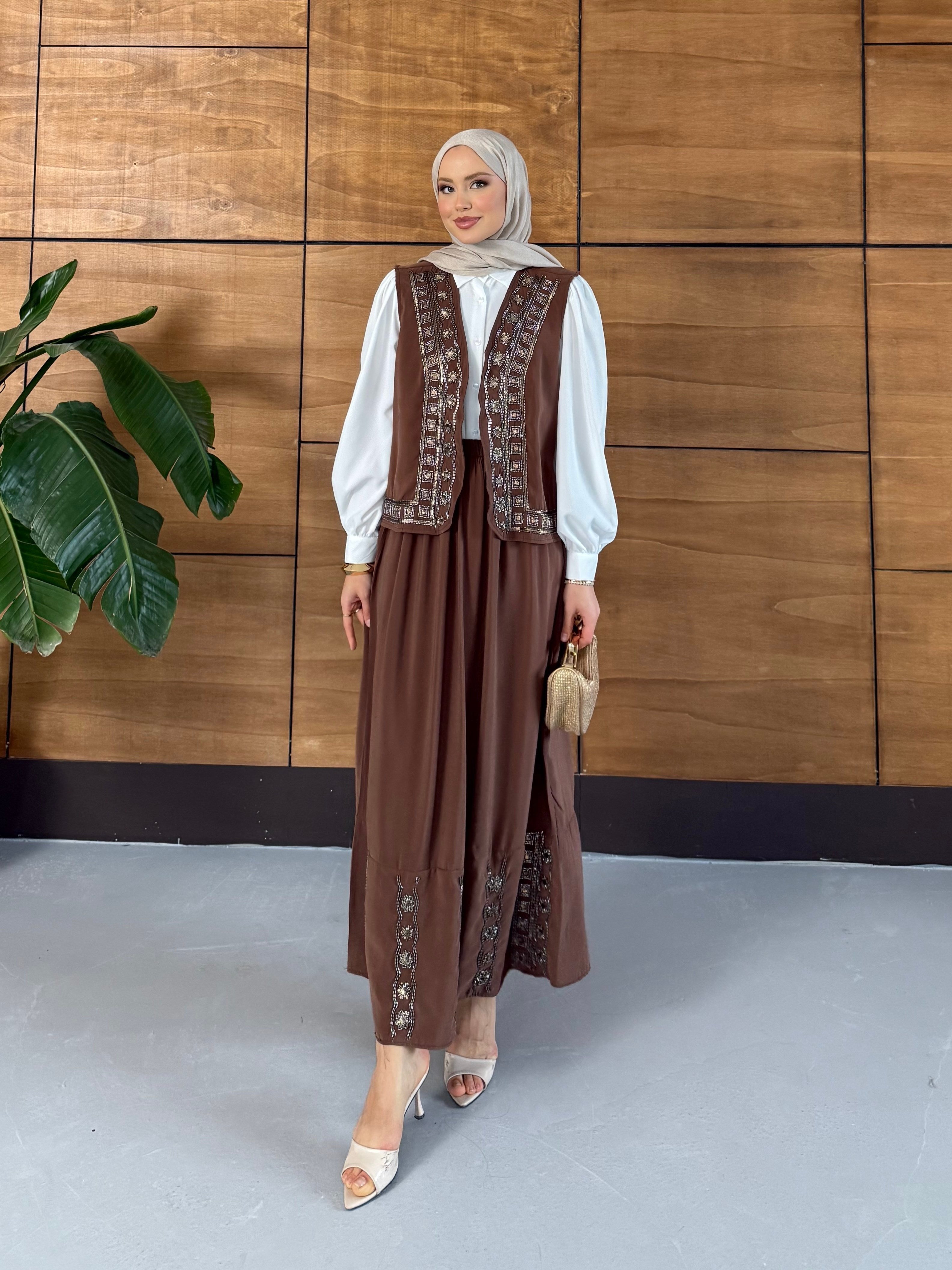 Nessa İşlemeli Tensel Yelek Etek Takım Kahve