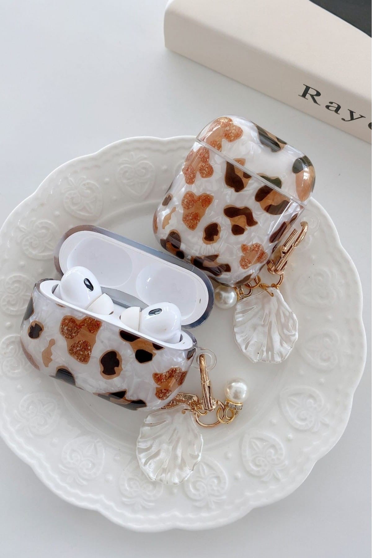 Airpods 4 Nesil Uyumlu Leoparlı İnci Aksesuarlı Pinterest Estetiği Kore Stil Şık Koruyucu Kılıf