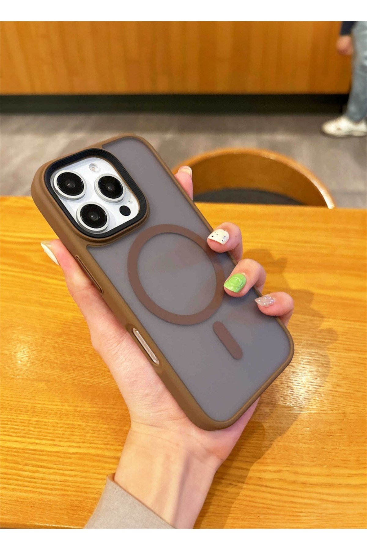 Iphone 11 Uyumlu Kahve MagSafeli Mat Buzlu Şeffaf Darbe Emici Kılıf