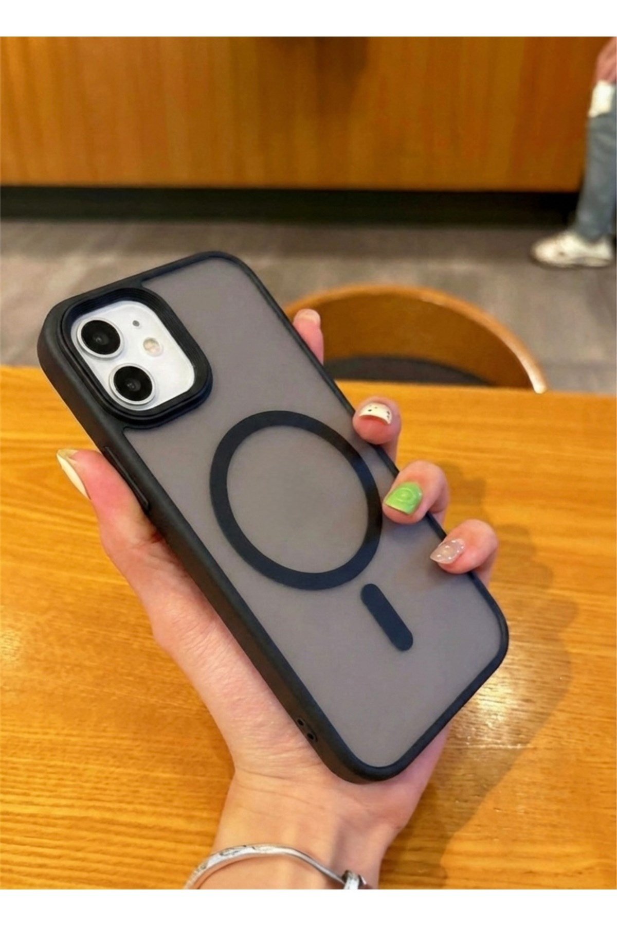 Iphone 11 Uyumlu Siyah MagSafeli Mat Buzlu Şeffaf Darbe Emici Kılıf
