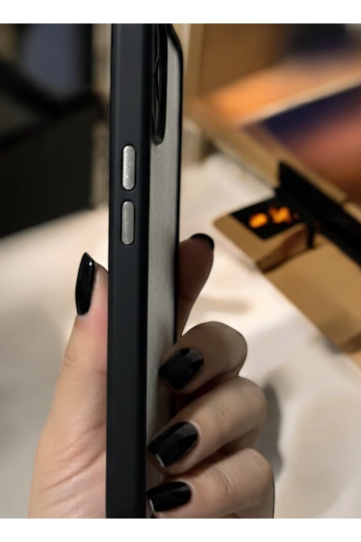 Iphone 13 Uyumlu MagSafeli Siyah iPhone Kılıfı, Darbe Korumalı, Metal Tuşlu