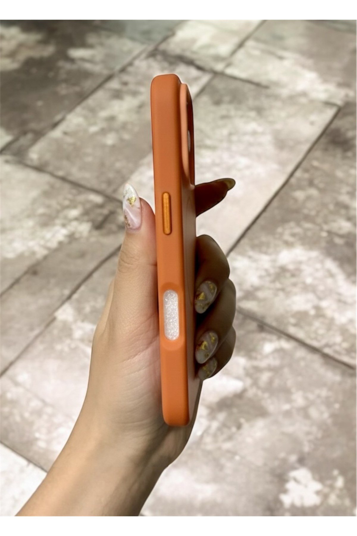 Iphone 14 Pro Uyumlu MagSafeli Turuncu Kılıf, Darbe Korumalı, Metal Tuşlu
