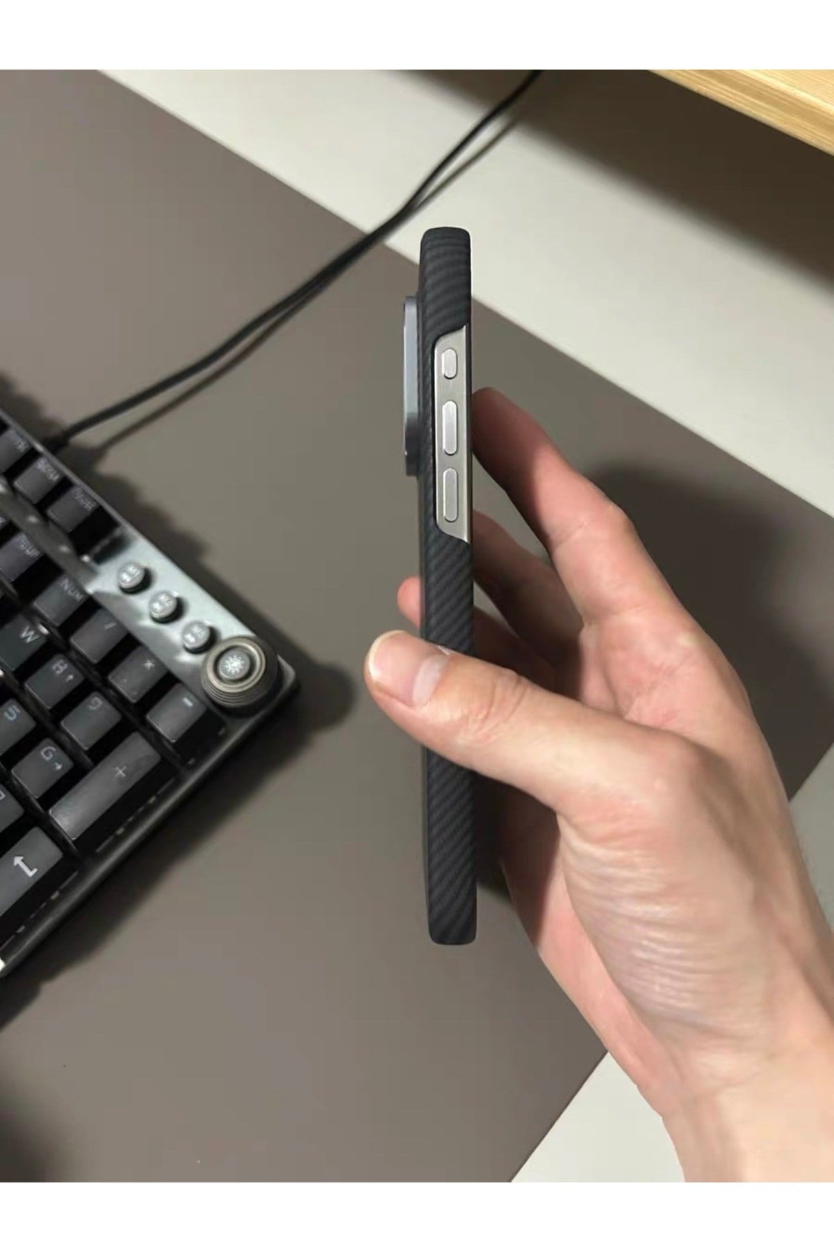 iPhone 14 Uyumlu Karbon Fiber Gizli Magsafeli Siyah Telefon Kılıfı