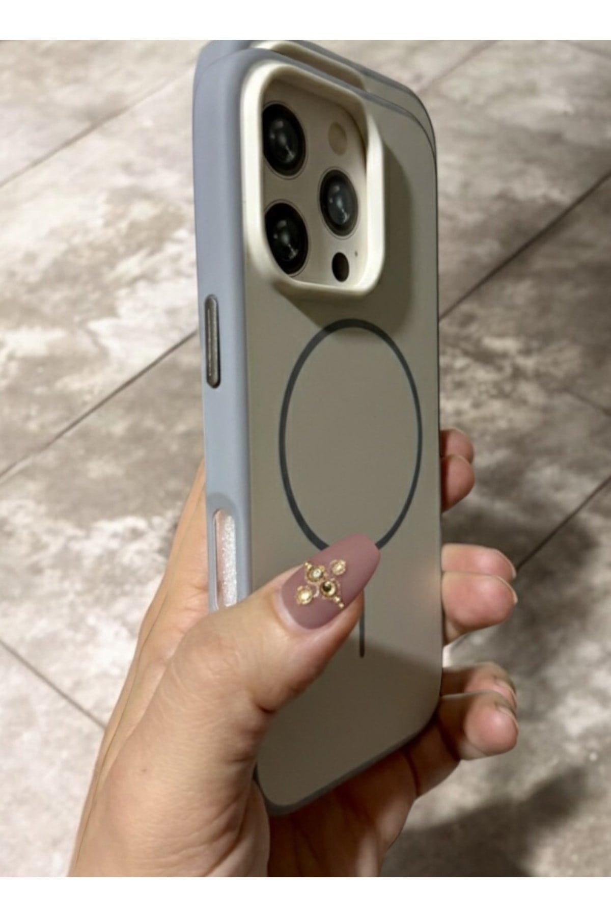 Iphone 15 Pro Max Uyumlu MagSafeli Beyaz Kılıf, Darbe Korumalı, Metal Tuşlu