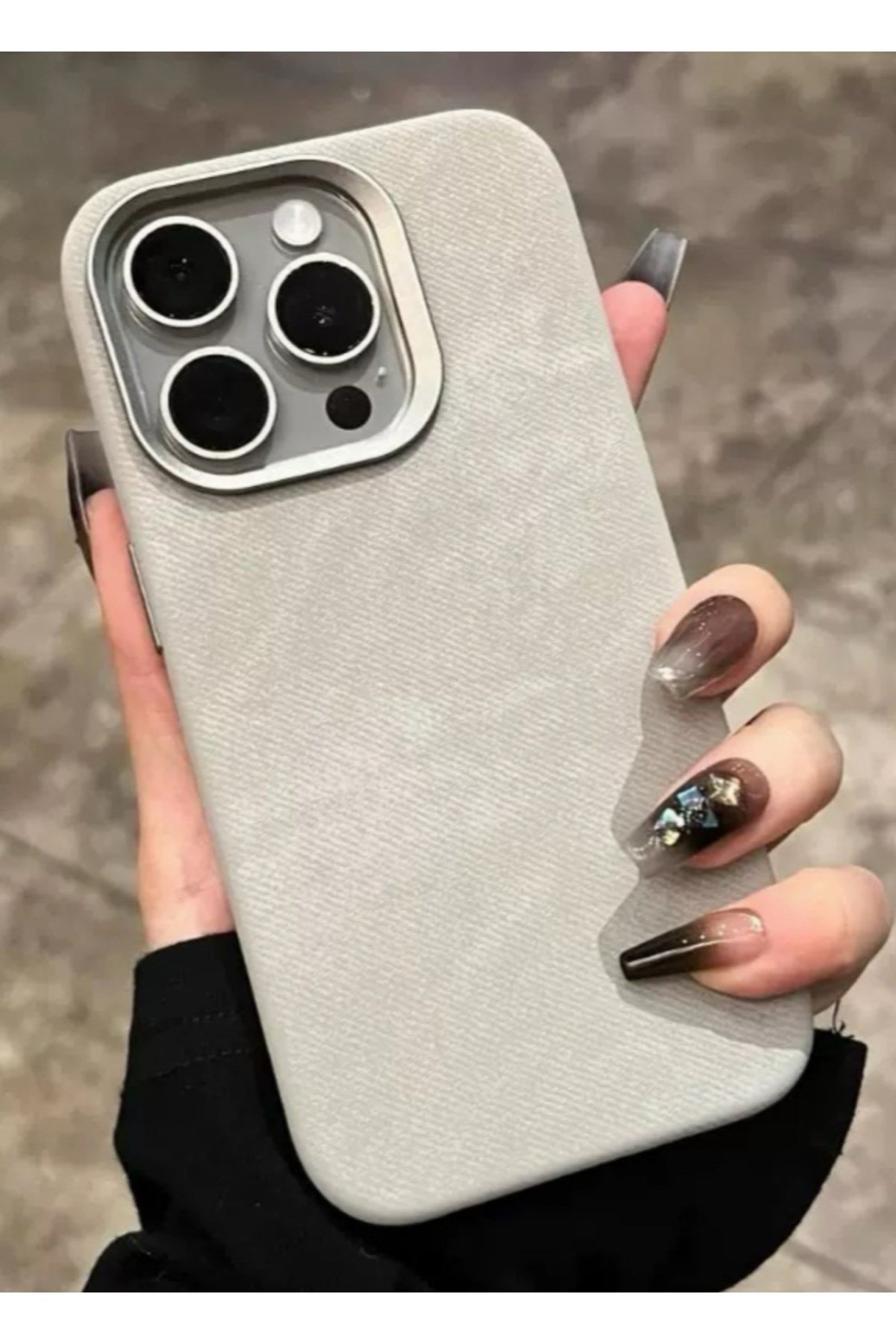 iPhone 16 Gri Kadife Dokulu, Metal Tuşlu MagSafe Uyumlu Telefon Kılıfı – Şık Darbe Koruma
