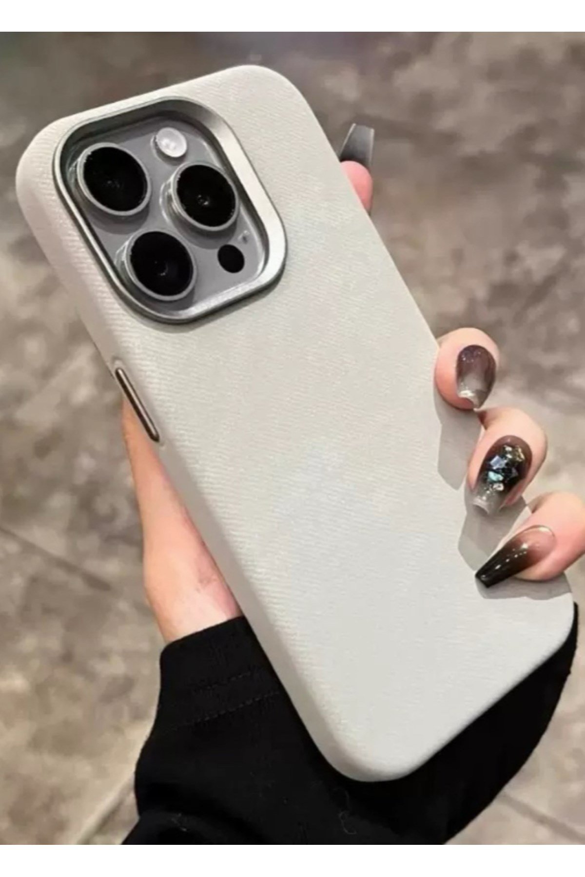 iPhone 16 Gri Kadife Dokulu, Metal Tuşlu MagSafe Uyumlu Telefon Kılıfı – Şık Darbe Koruma