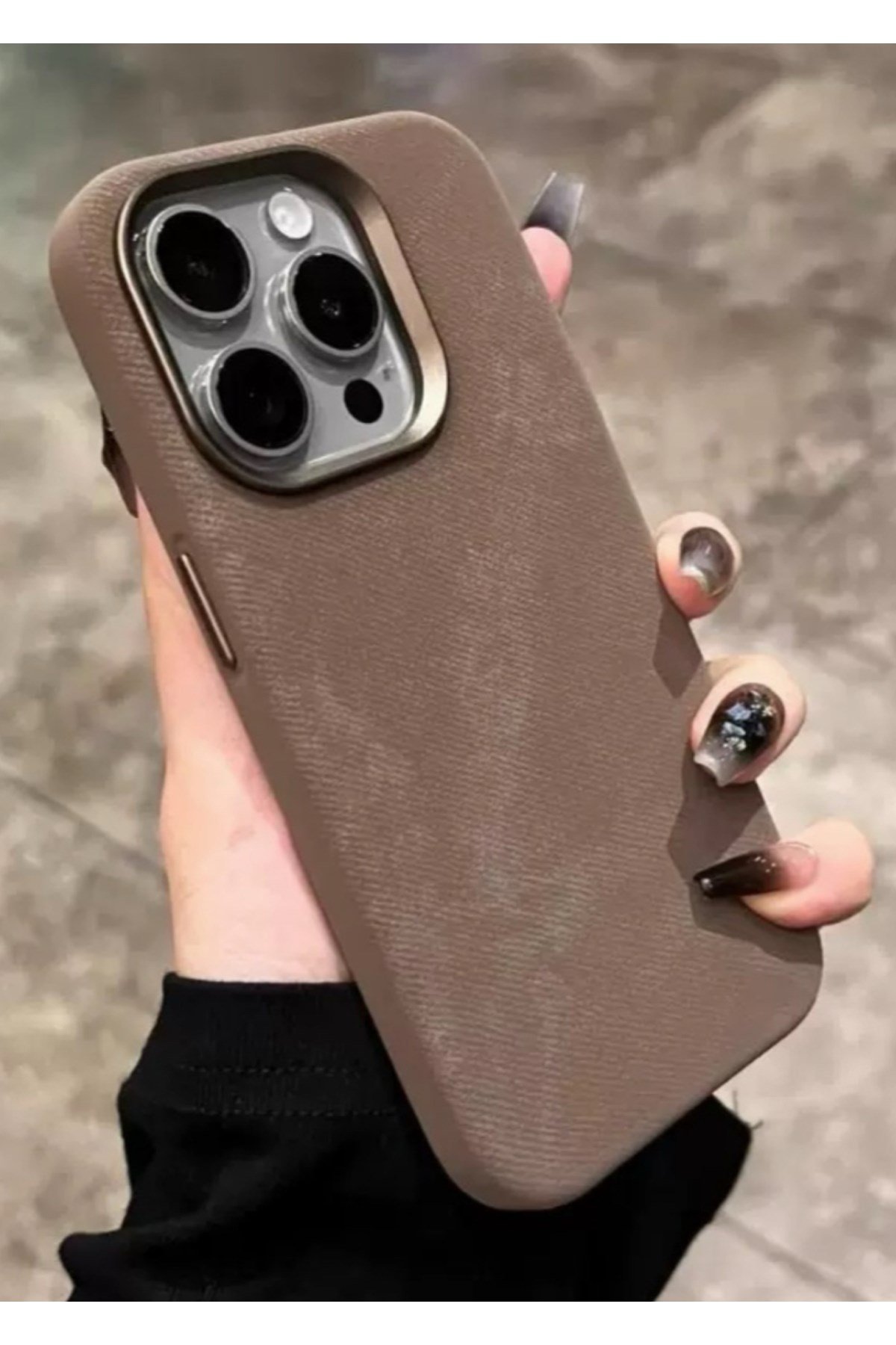 iPhone 16 Kahve Süet Dokulu, Metal Tuşlu MagSafe Uyumlu Telefon Kılıfı – Şık Darbe Koruma