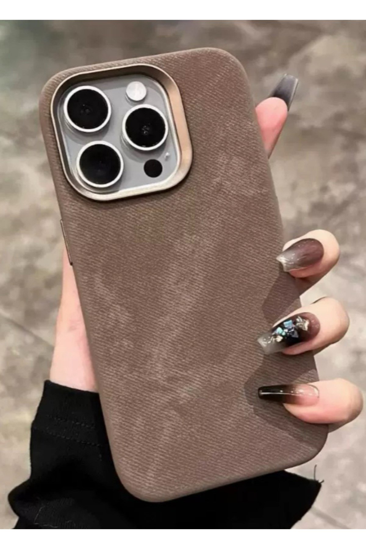 iPhone 16 Kahve Süet Dokulu, Metal Tuşlu MagSafe Uyumlu Telefon Kılıfı – Şık Darbe Koruma