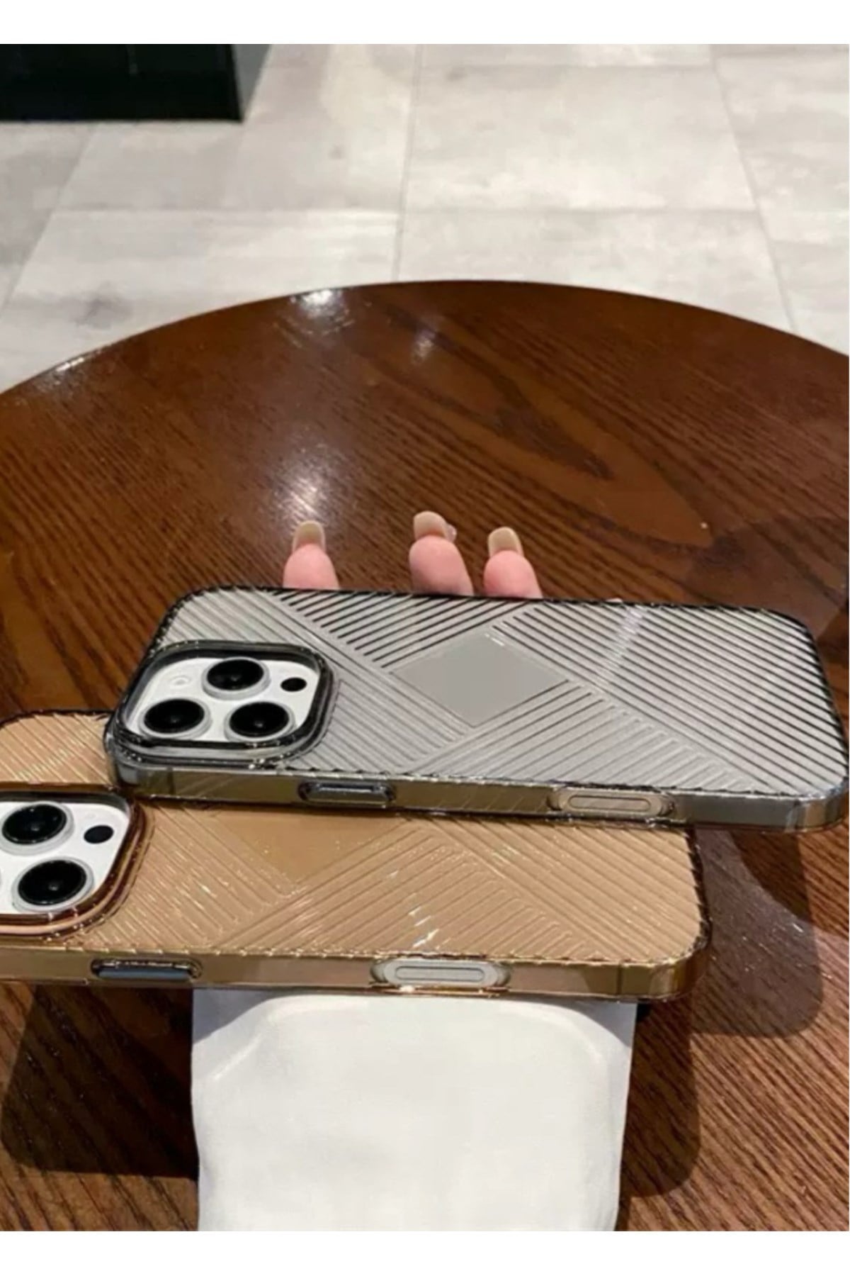 iPhone 16 Pro Max Çöl Şeffaf Çizgili Desenli Şık Tasarım Telefon Kılıfı