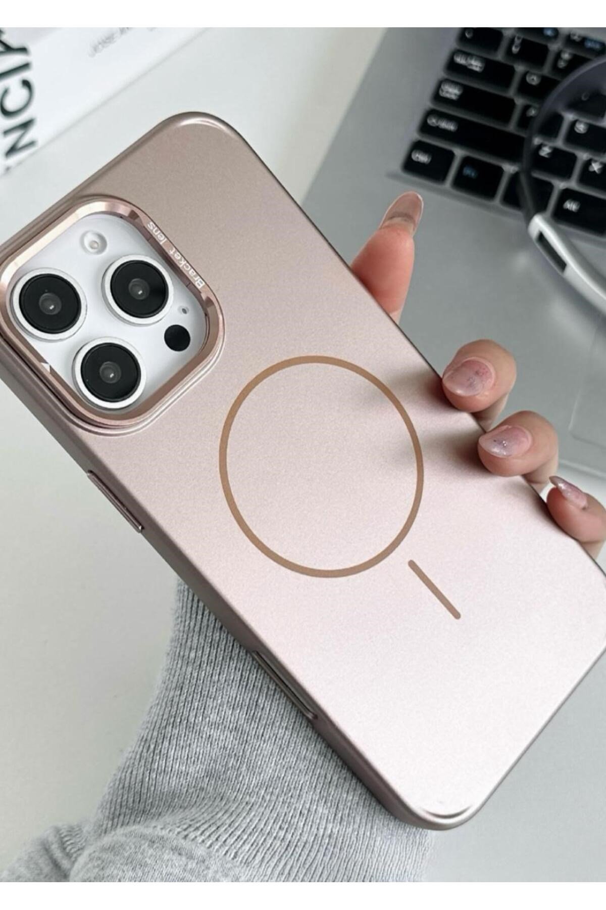 iPhone 16 Pro Max Uyumlu MagSafe Özellikli Kamera Standlı Metalik Kılıf