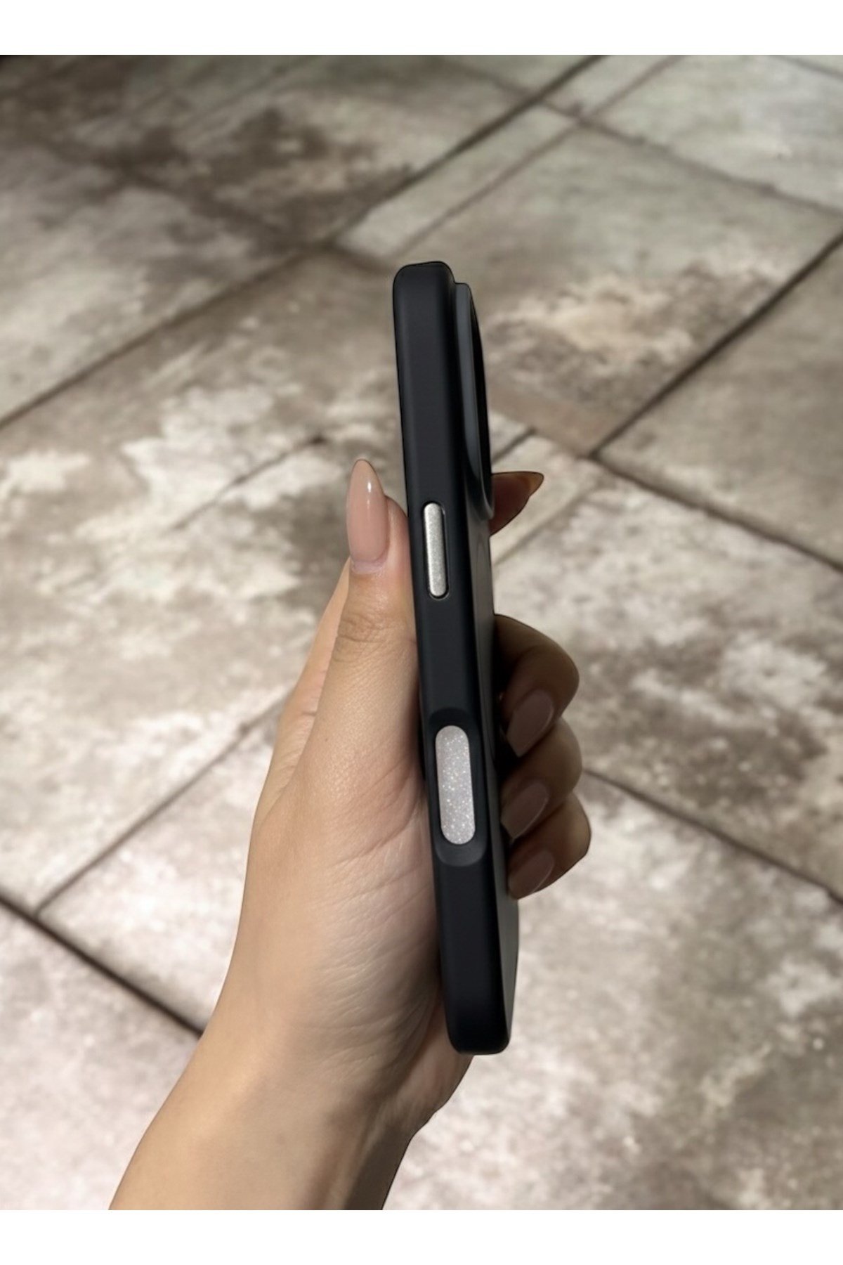 Iphone 16 Pro Max Uyumlu MagSafeli Siyah Kılıf, Darbe Korumalı, Metal Tuşlu