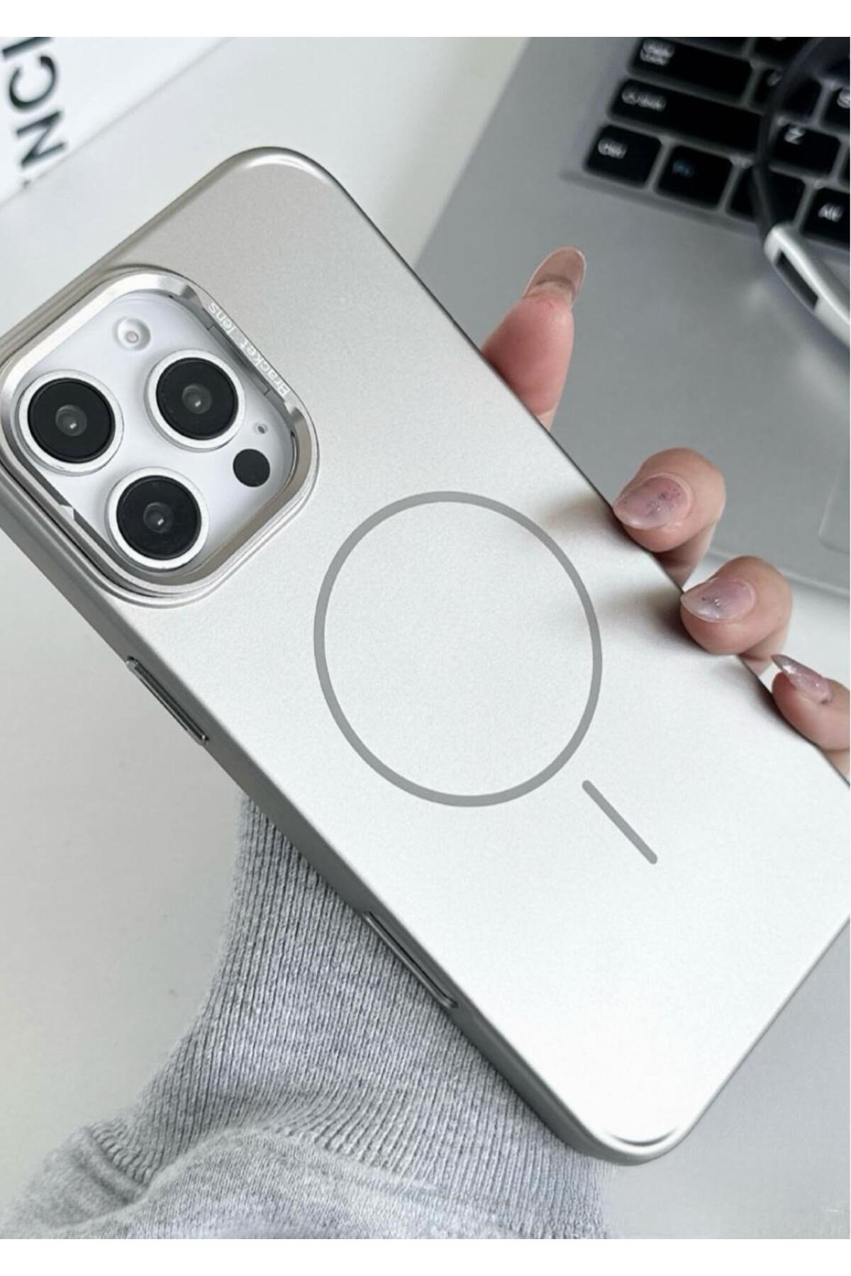 iPhone 16 Pro Uyumlu MagSafe Özellikli Kamera Standlı Metalik Kılıf