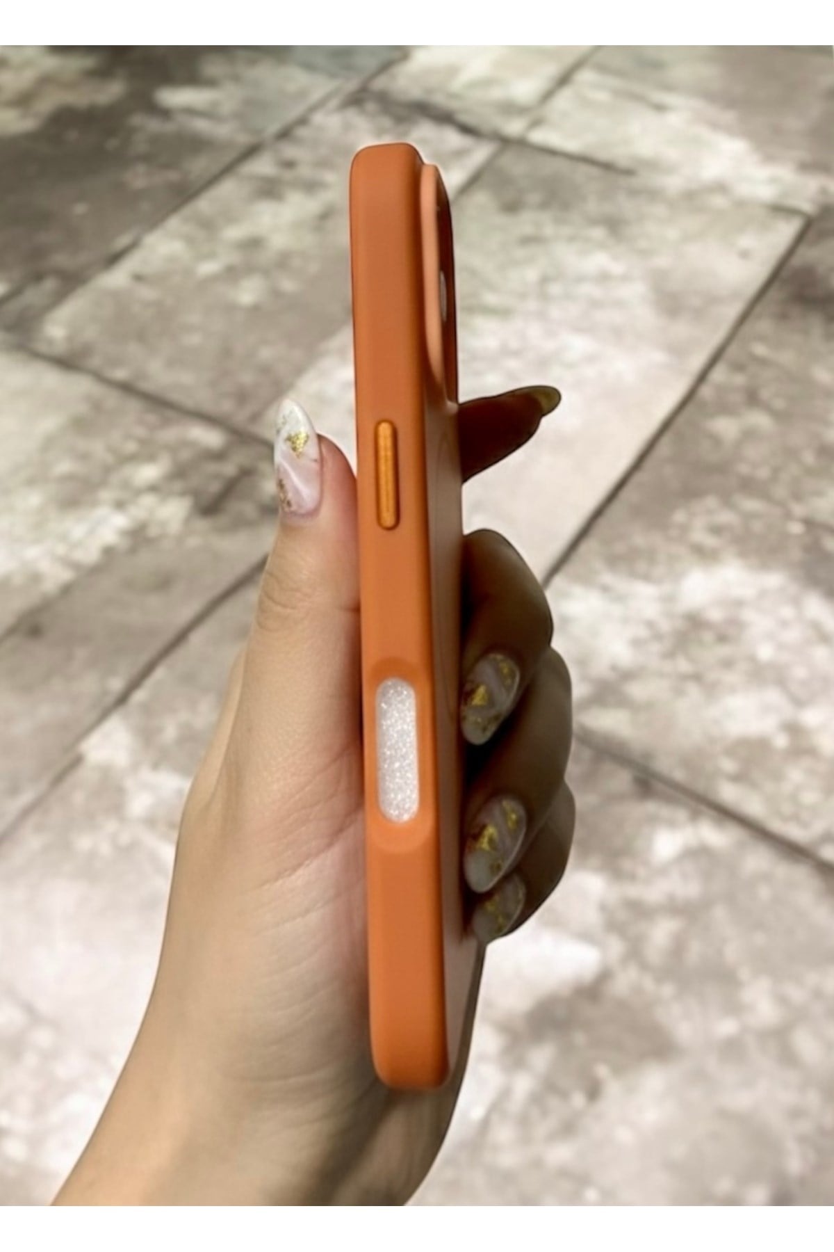 Iphone 16 Pro Uyumlu MagSafeli Turuncu Kılıf, Darbe Korumalı, Metal Tuşlu