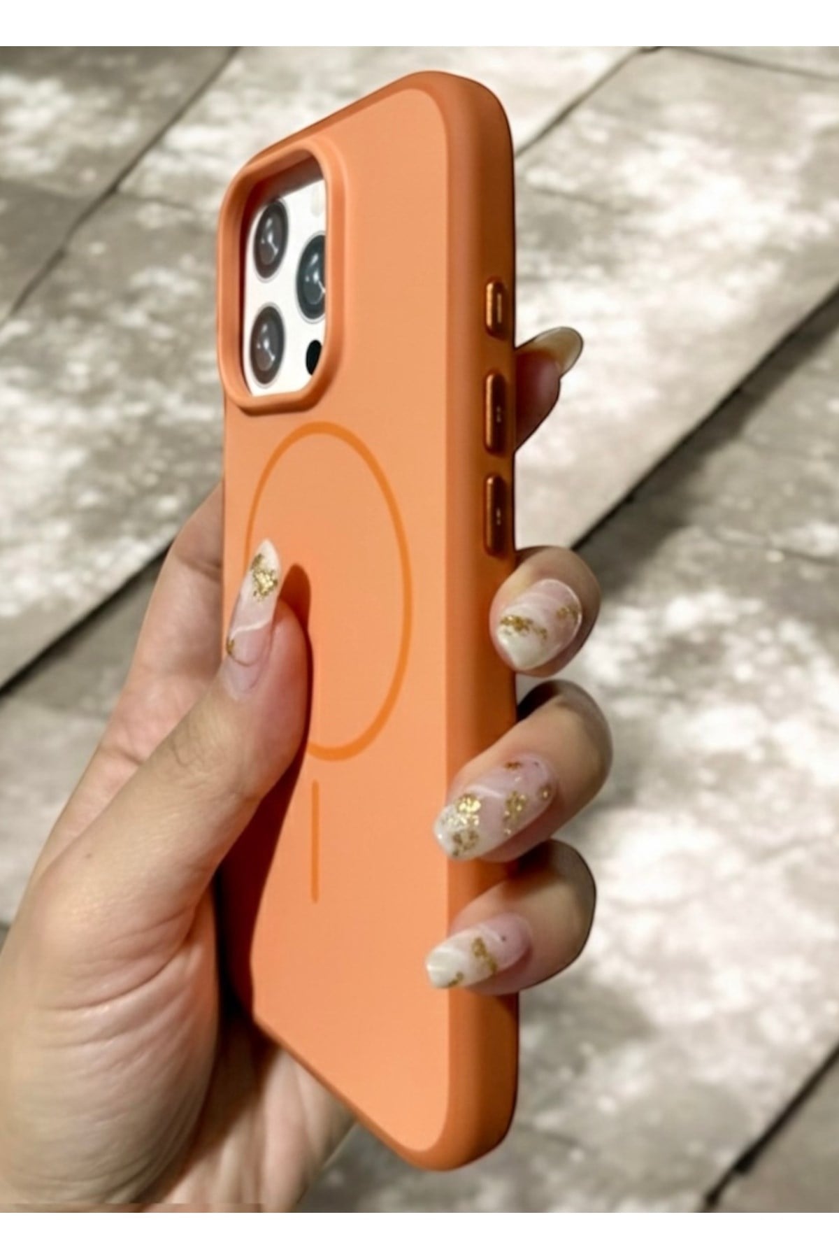 Iphone 16 Pro Uyumlu MagSafeli Turuncu Kılıf, Darbe Korumalı, Metal Tuşlu