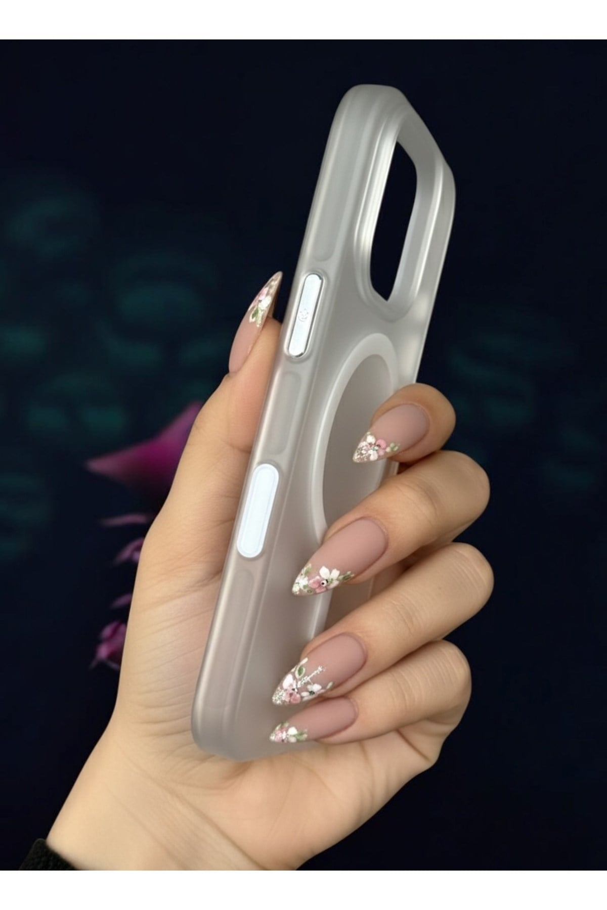 Iphone 16 Uyumlu MagSafeli Beyaz Sert Mat Buzlu Kılıf, Metal Tuşlu Darbe Emici Kamera Korumalı