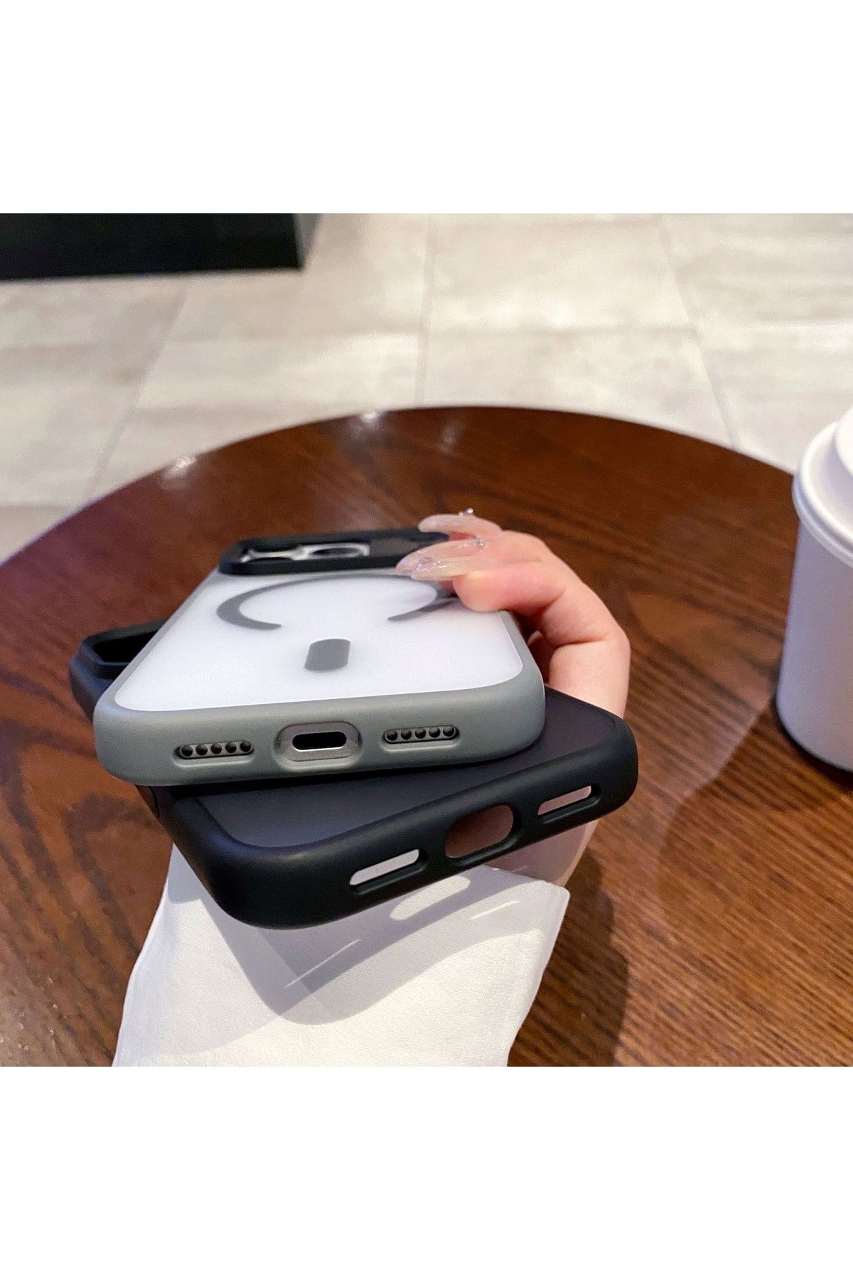 Iphone 17 Pro Uyumlu Siyah, MagSafeli Kamera Korumalı Yarı Şeffaf Mat Kılıf