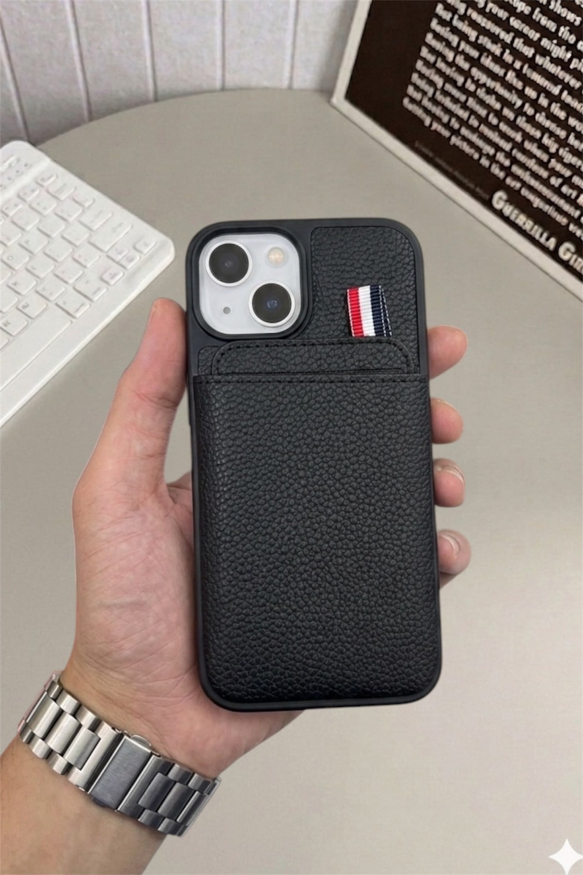 Lüks Tasarım Gizli Kart Bölmeli ıPhone 13 Uyumlu Kılıf Şerit Detaylı Premium Deri Görünüm