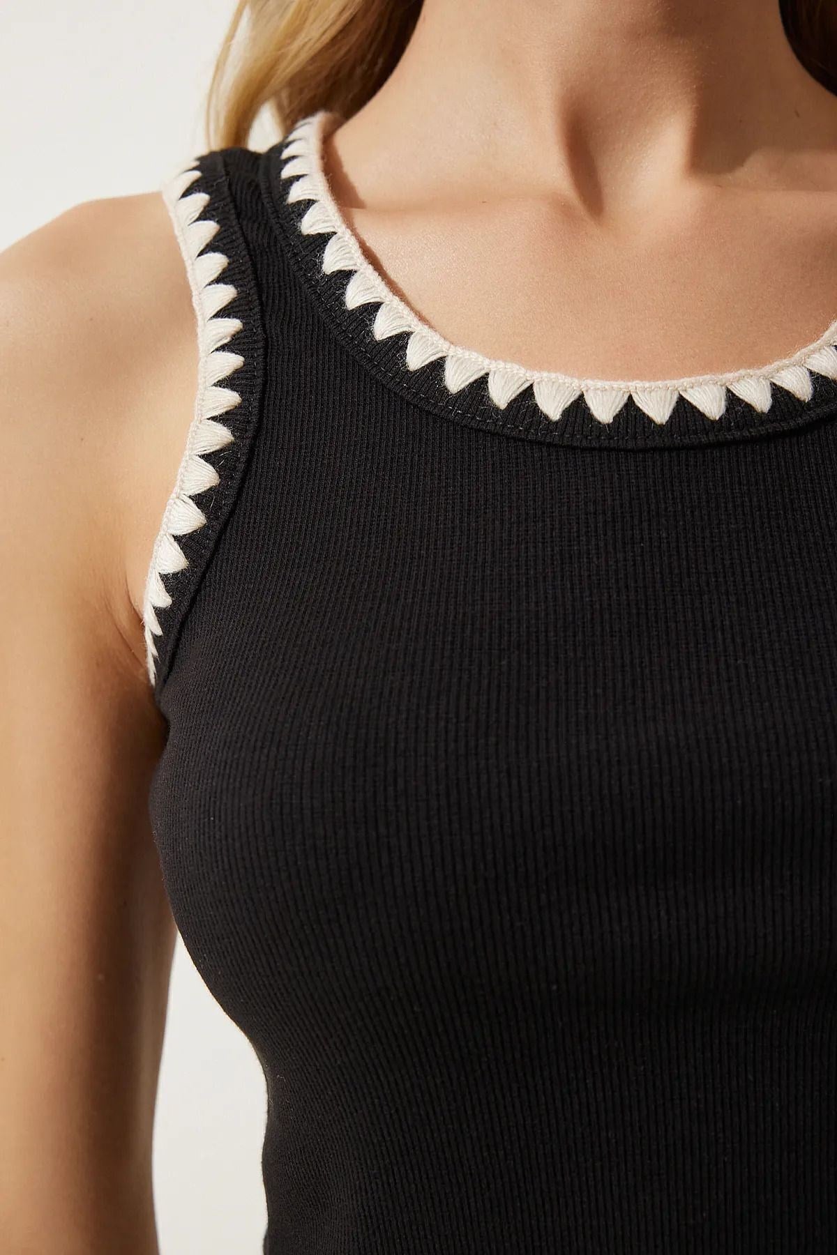 Kadın Beyaz Nakış Detaylı Crop Örme Bluz