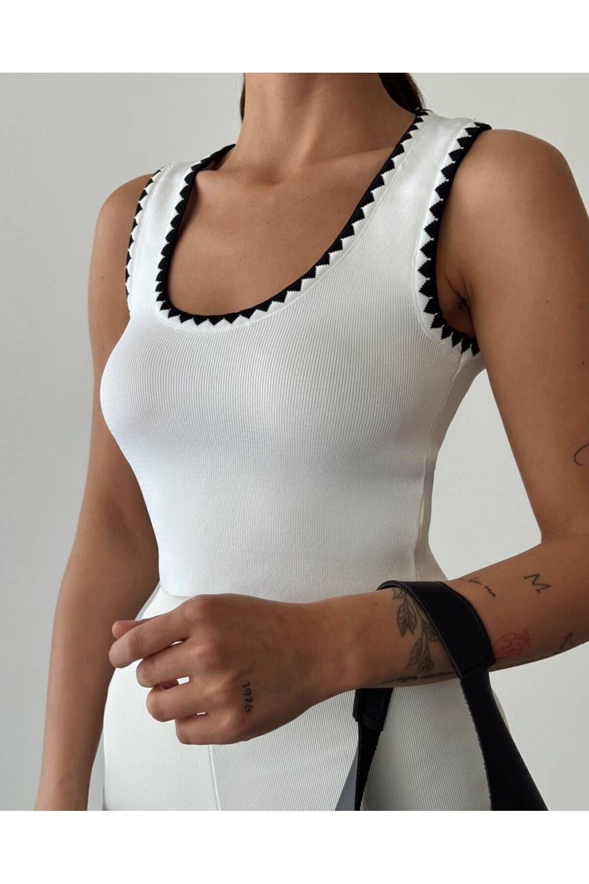Kadın Beyaz Nakış Detaylı Crop Örme Bluz