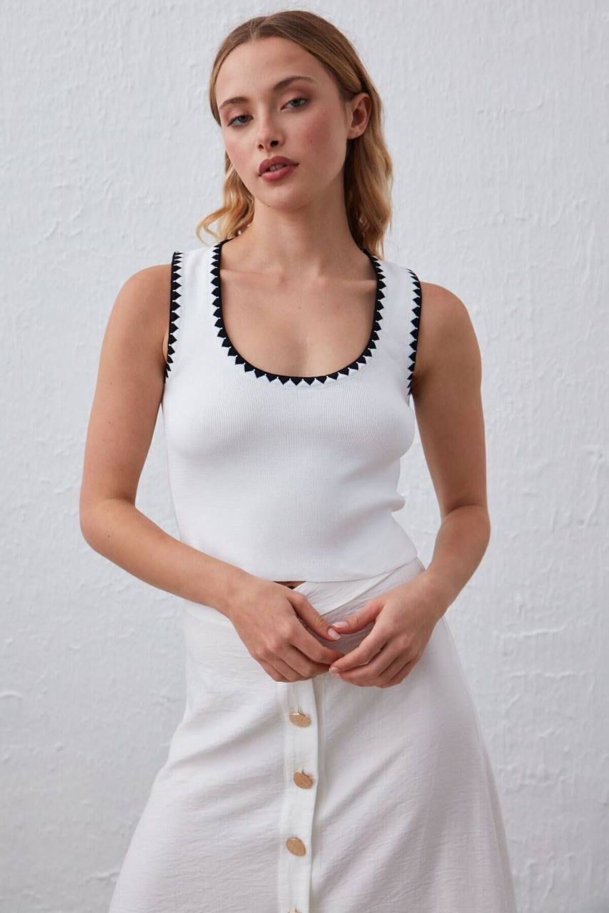 Kadın Beyaz Nakış Detaylı Crop Örme Bluz
