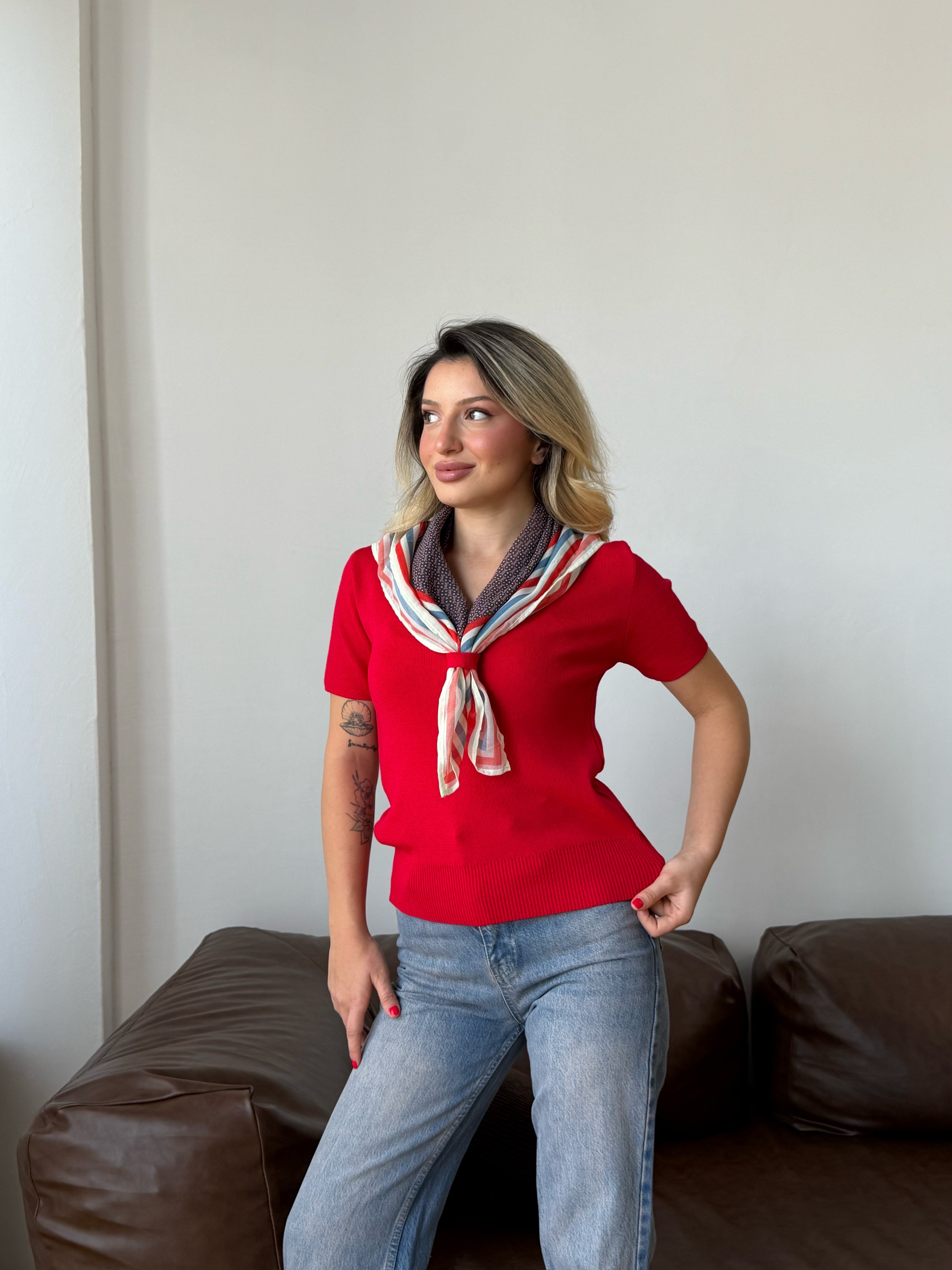 Kadın Kırmızı Fular Detaylı Kısa Kollu Triko Kazak
