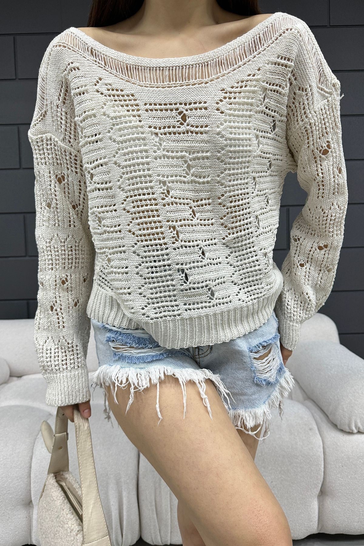 Kadın Krem Kayık Yaka Ajurlu Triko Bluz 2454