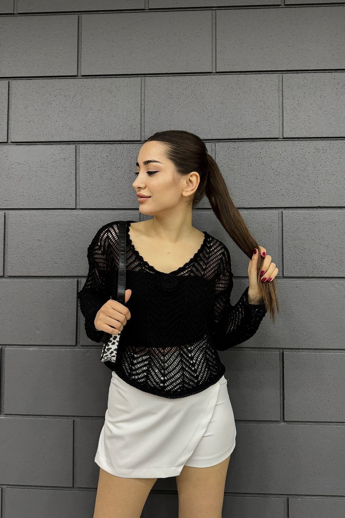 Kadın Siyah Önü Gül Detaylı V Yaka Triko Bluz
