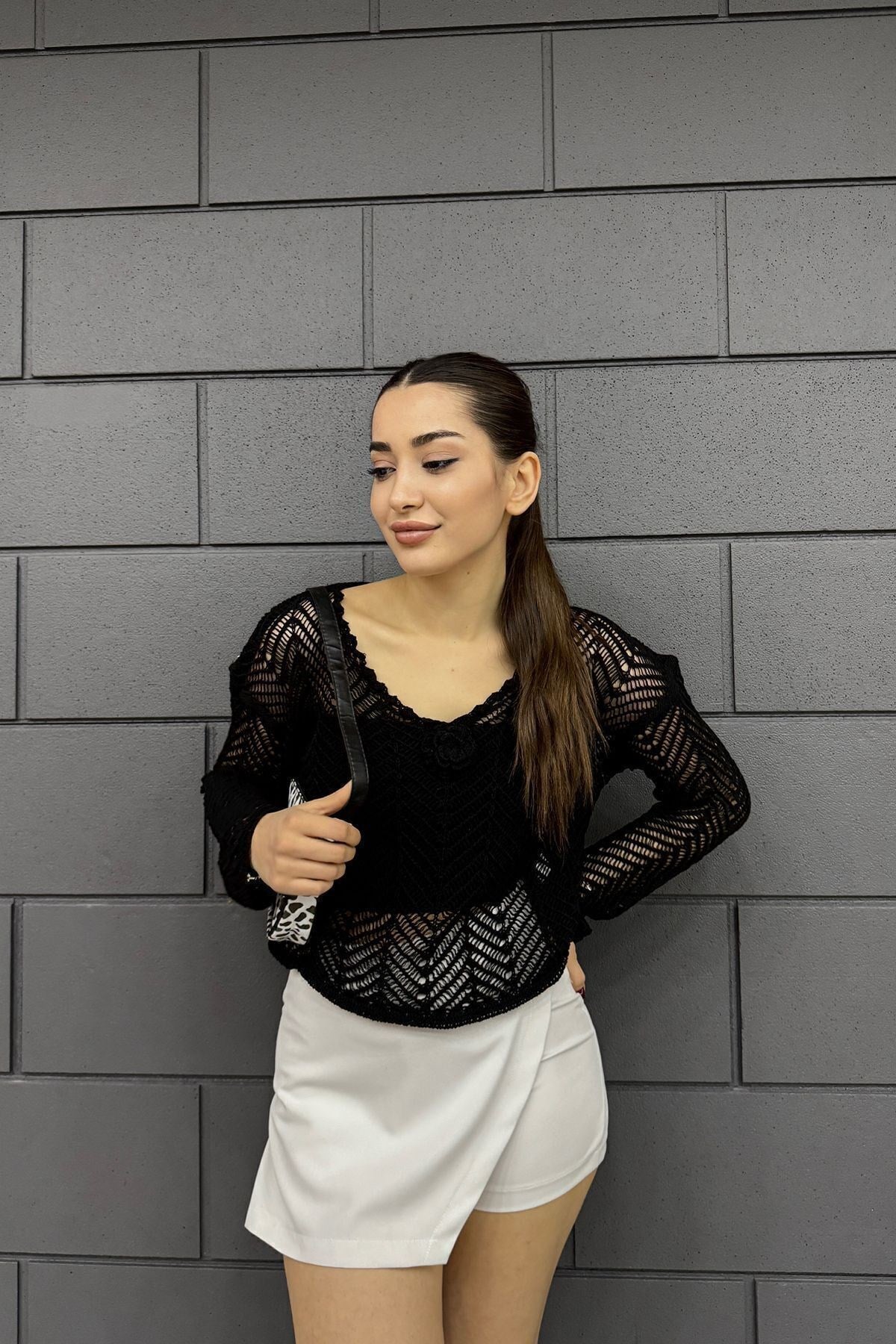 Kadın Siyah Önü Gül Detaylı V Yaka Triko Bluz
