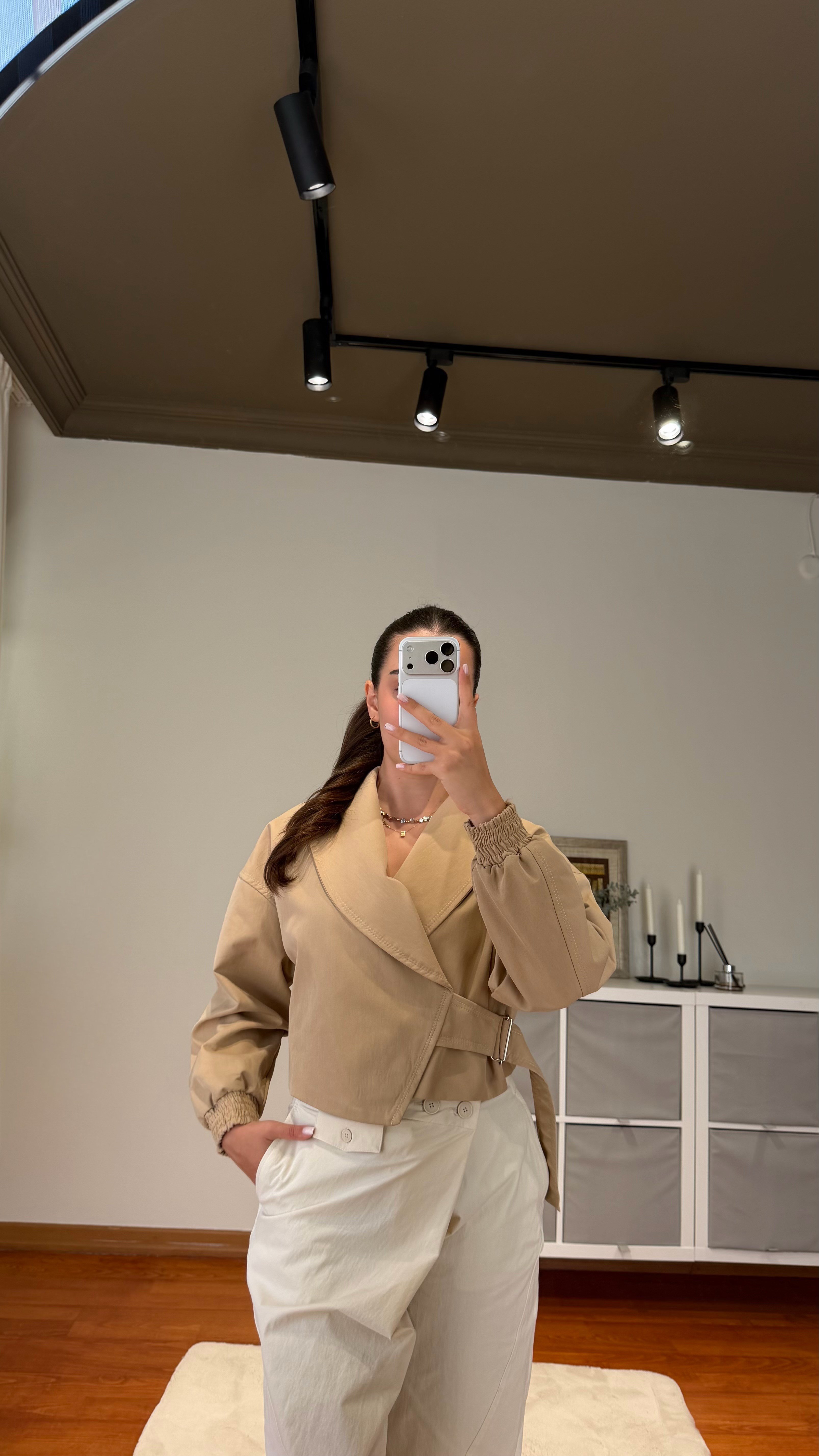 BELTED CROP TRENÇKOT CAMEL