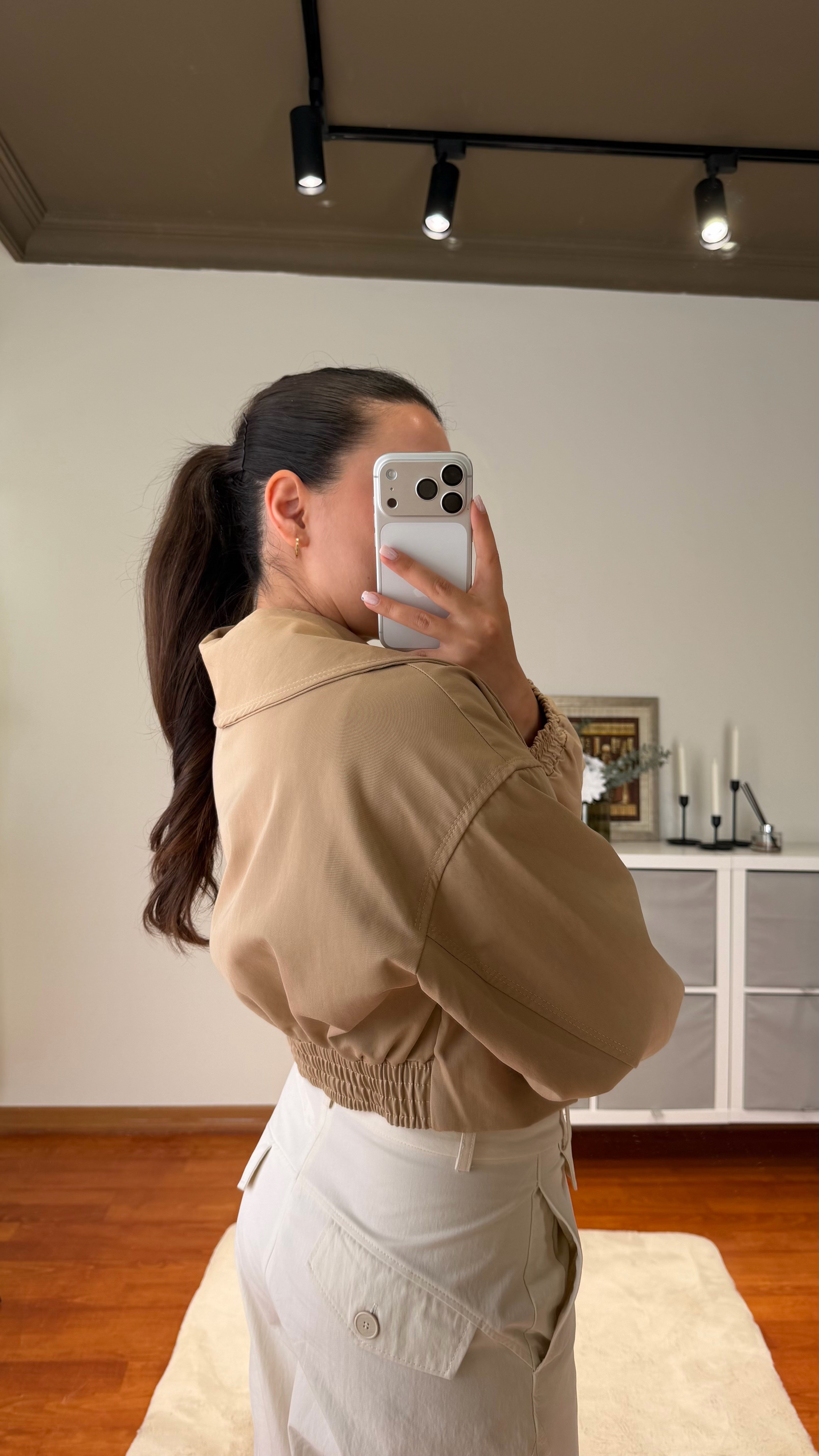 BELTED CROP TRENÇKOT CAMEL