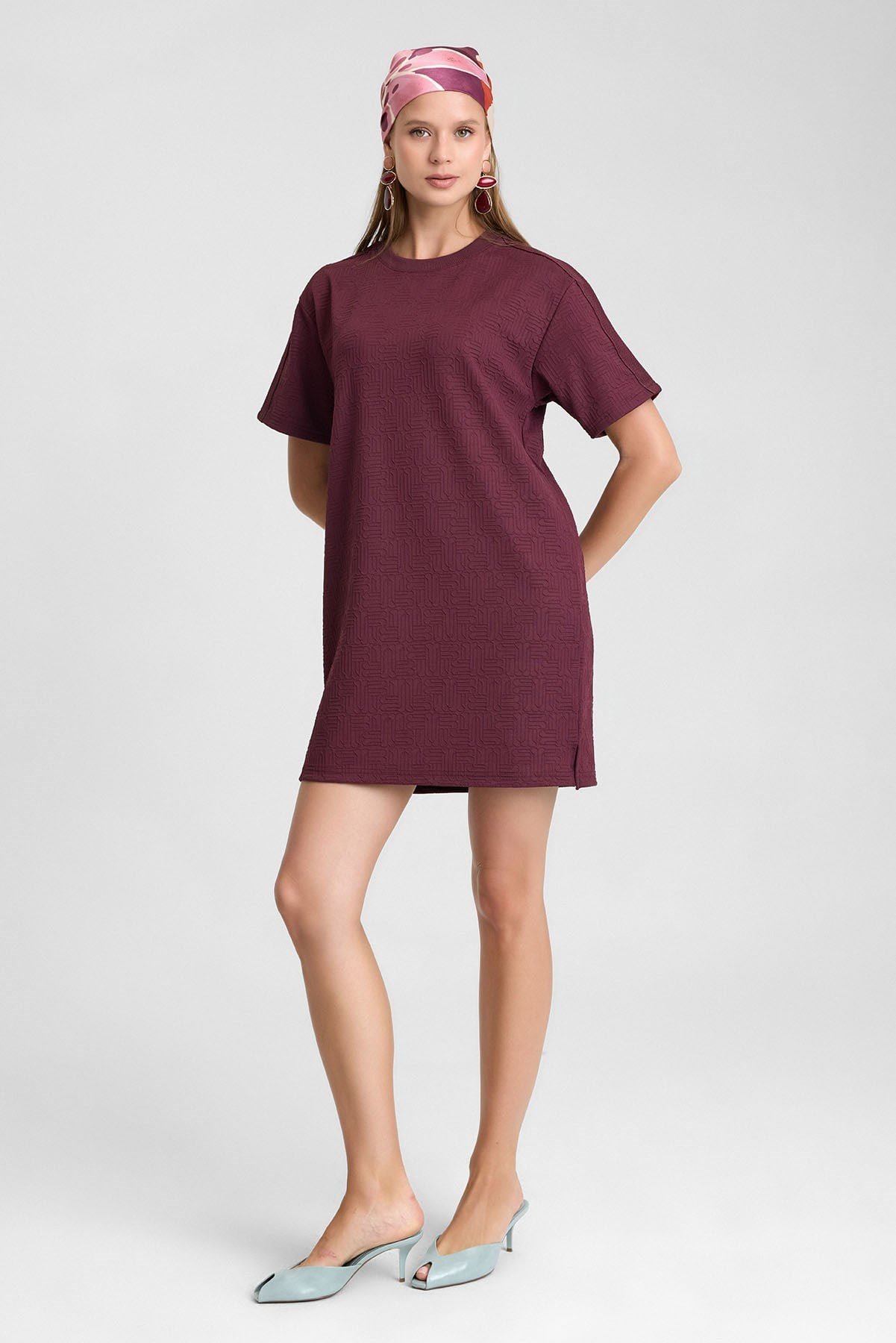 Mısırlı Kadın Monogram Desen Mini  Elbise Bordo
