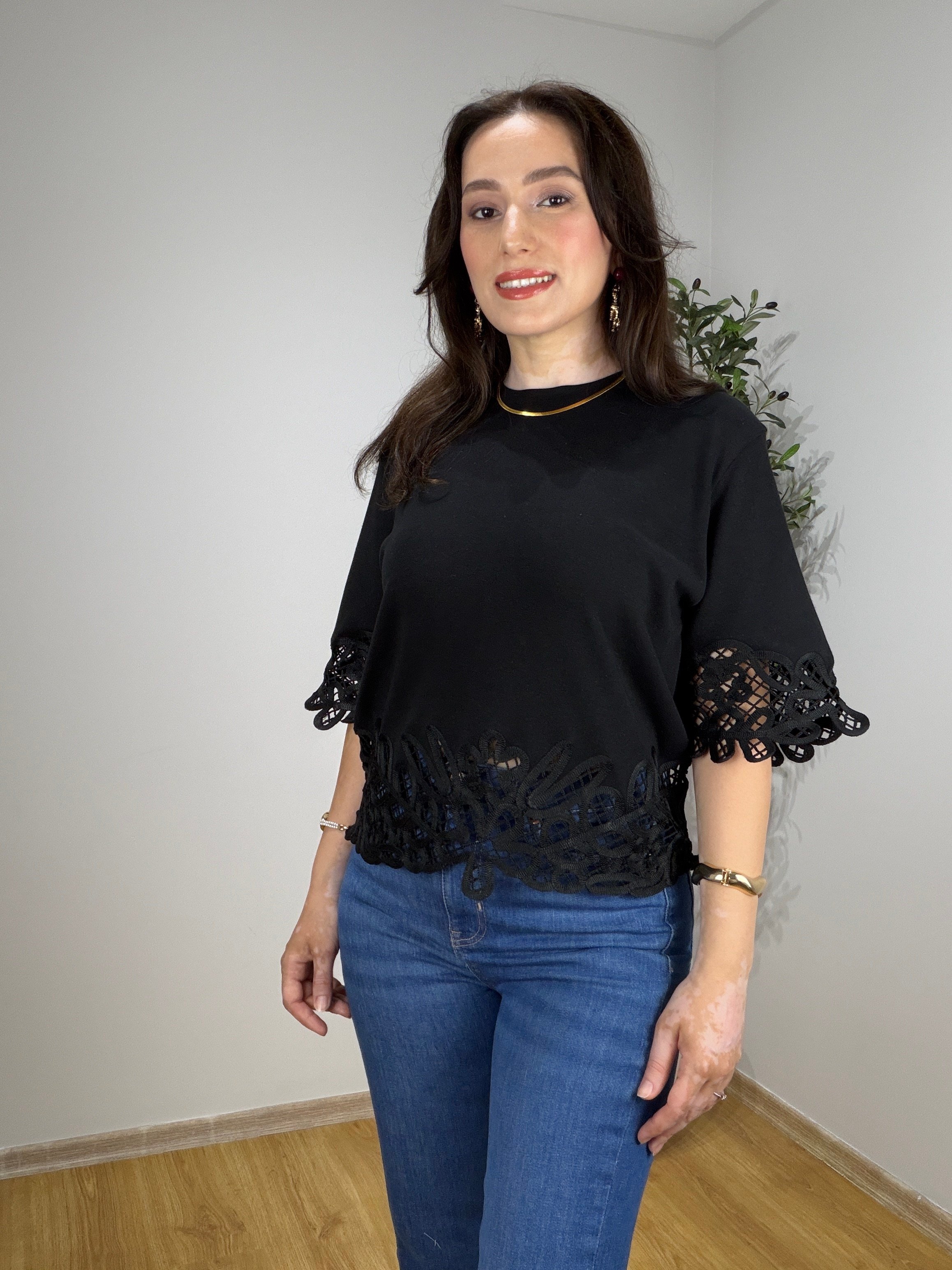 Eteği Brode Detaylı Tişört-Siyah
