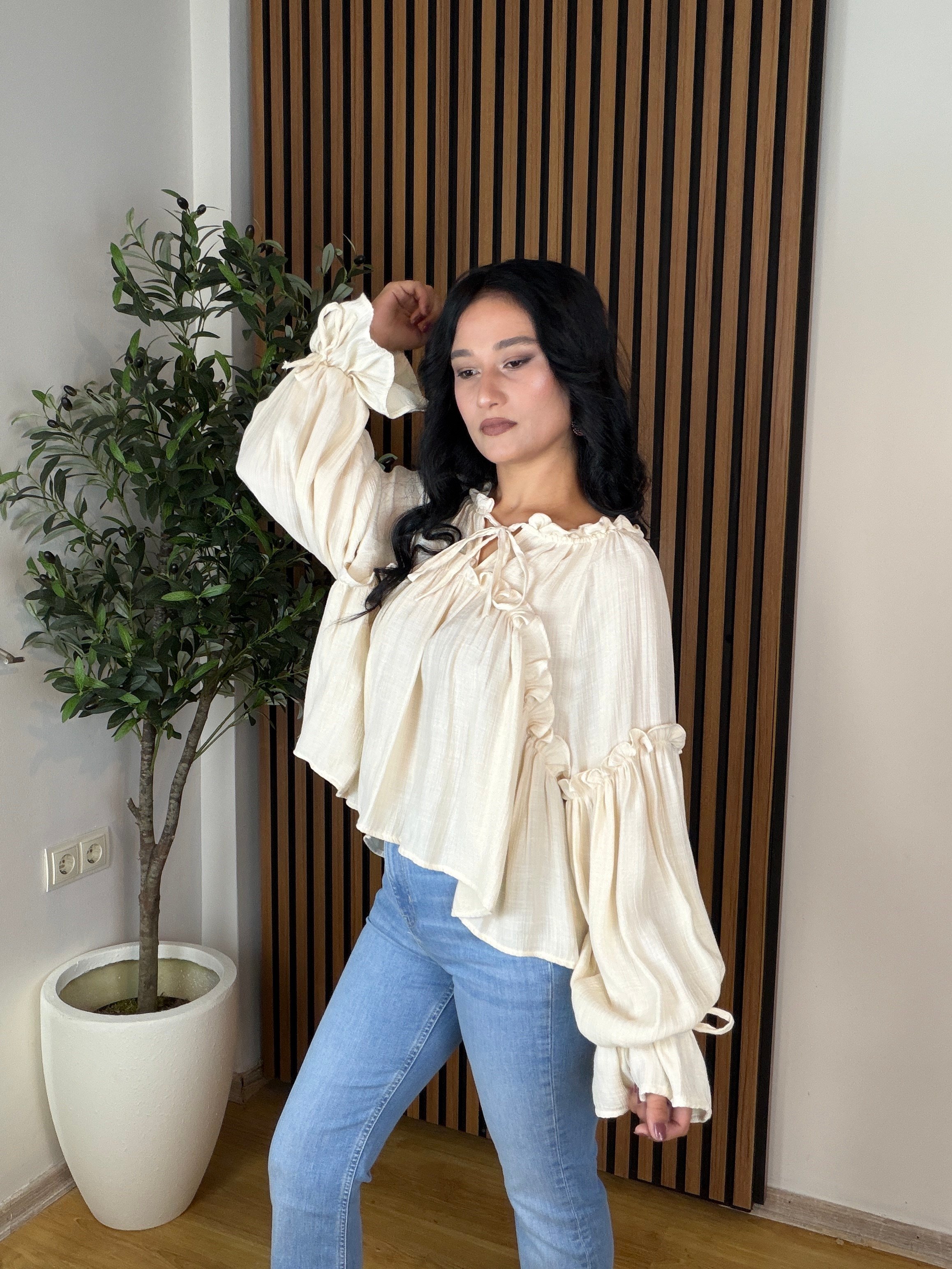 Fırfır Detaylı Bağcıklı Müslin Bluz-Bej