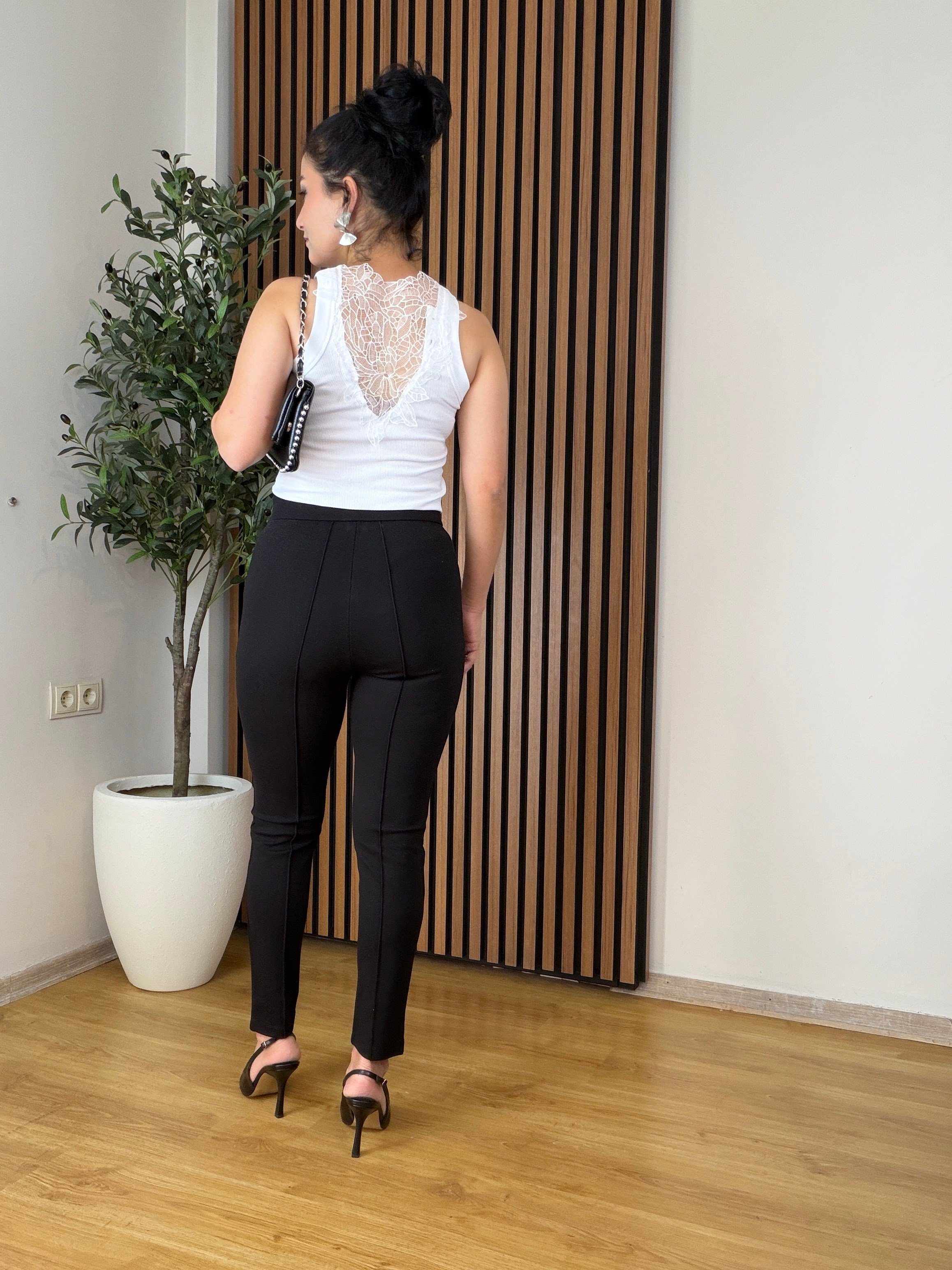 Halter Yaka Sırtı Dantelli Bluz-Ekru
