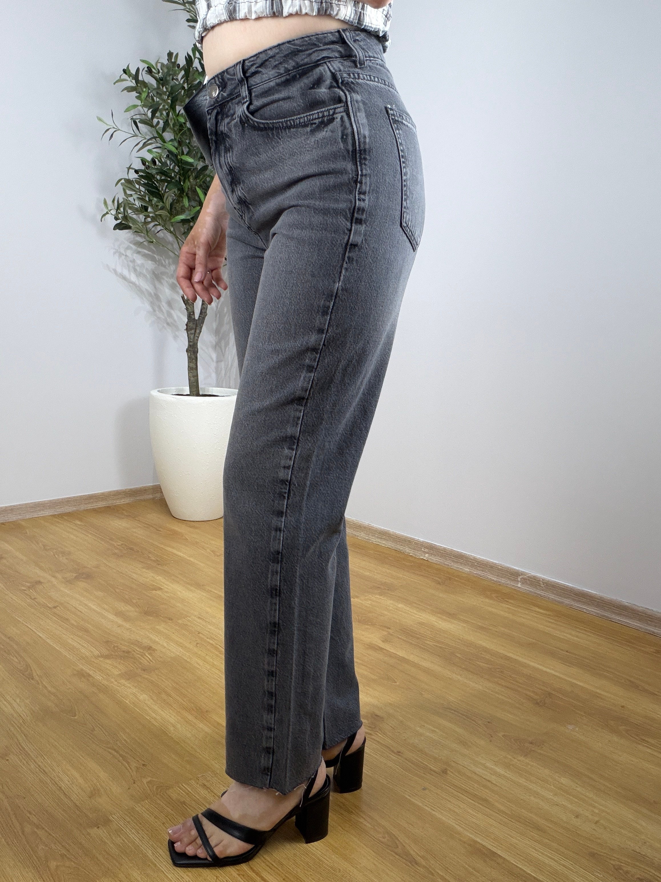 Kesik Paça Boy Fit Taşlanmış Jean-Antrasit