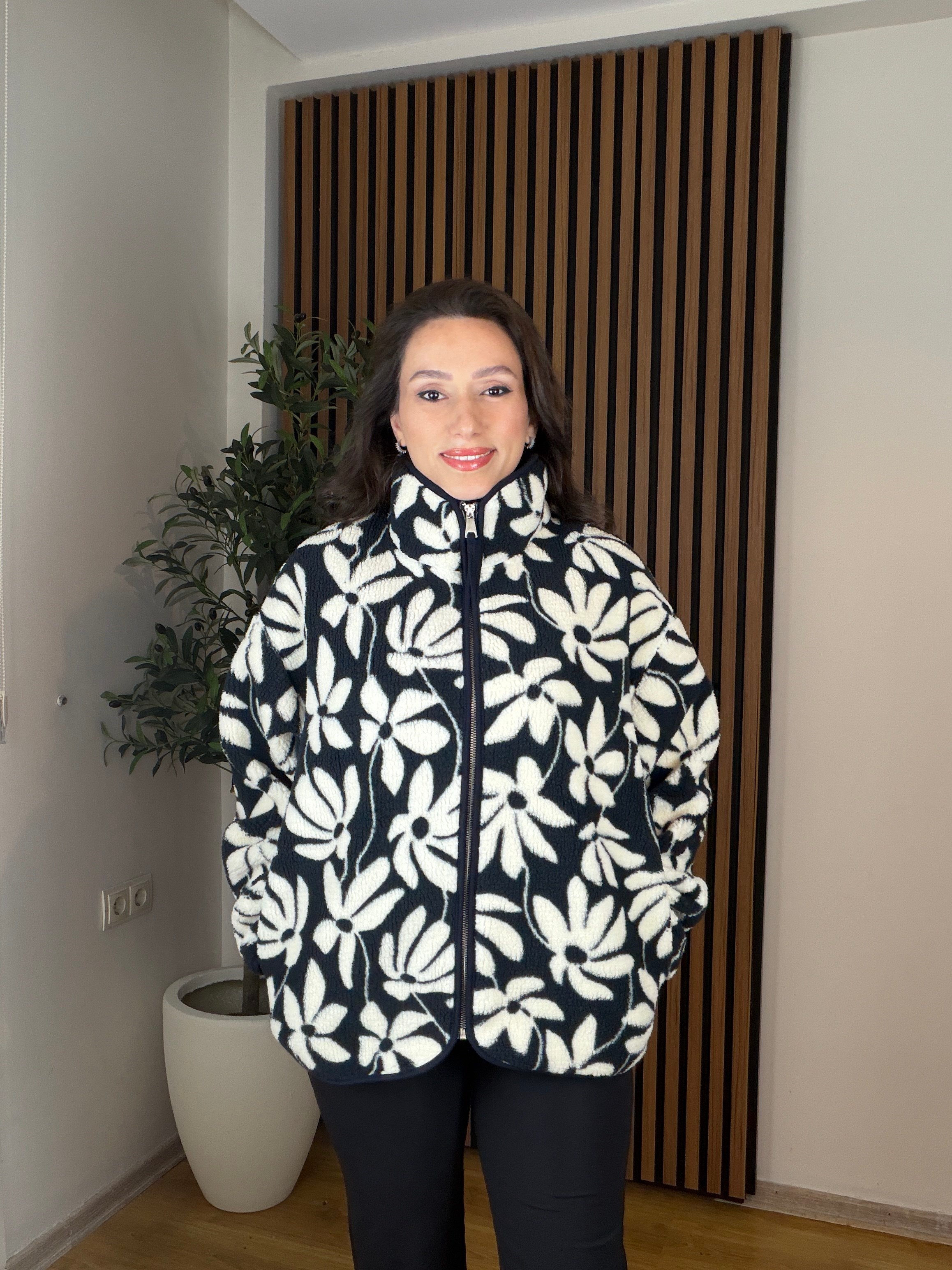 Oysh Model Siyah-Krem Çiçek Desenli Polar Ceket